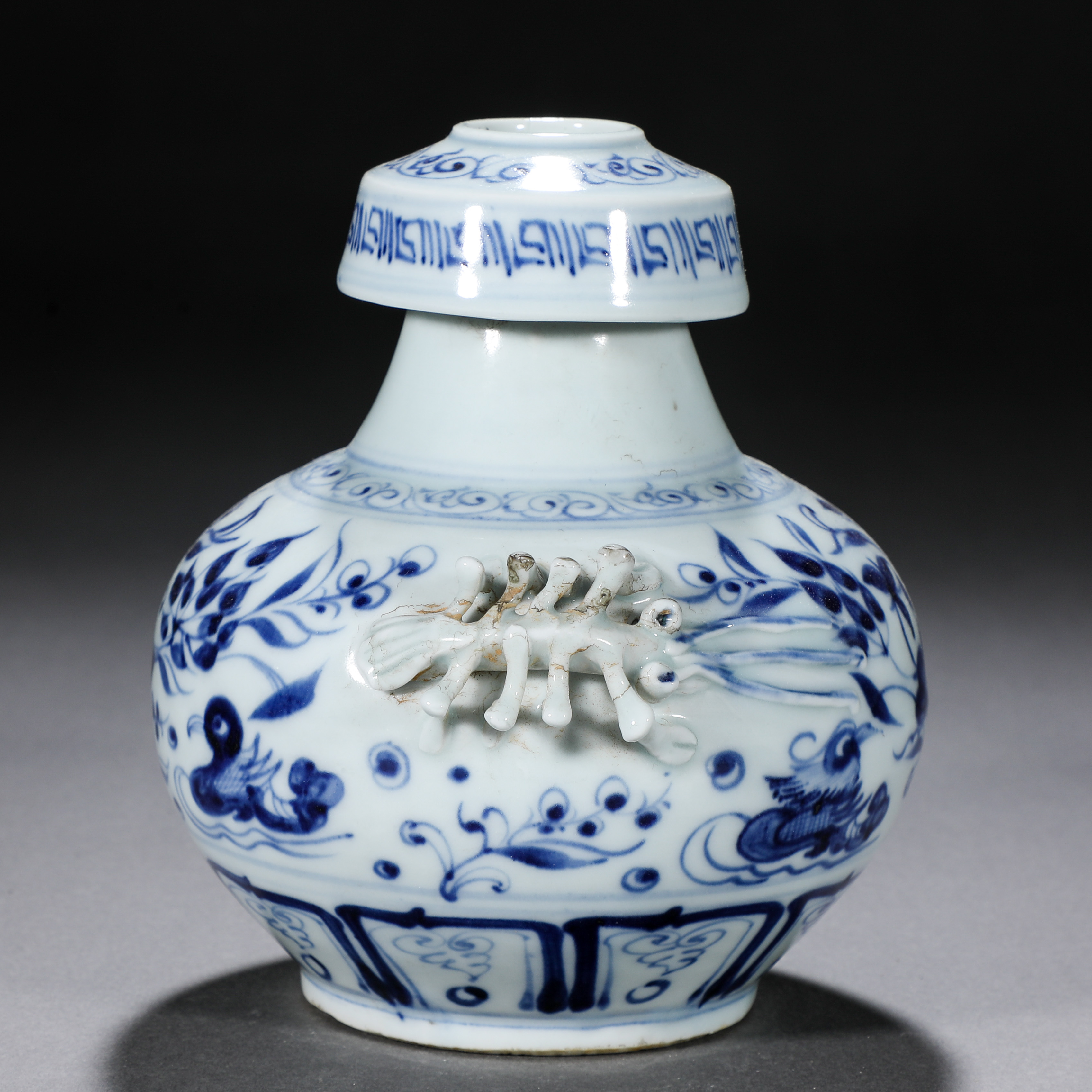 A Chinese Blue and White Lotus Pond Ewer - Image 4 of 9