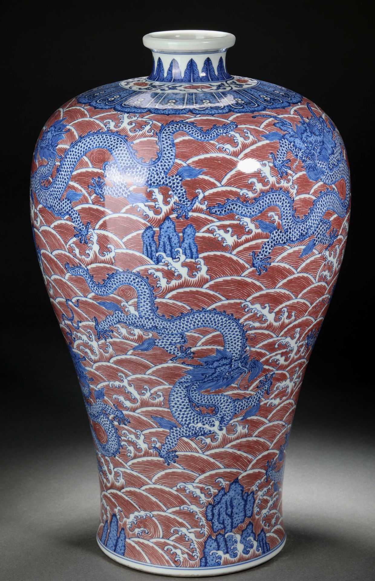 A Chinese Underglaze Blue and Copper Red Vase Meiping - Bild 8 aus 10