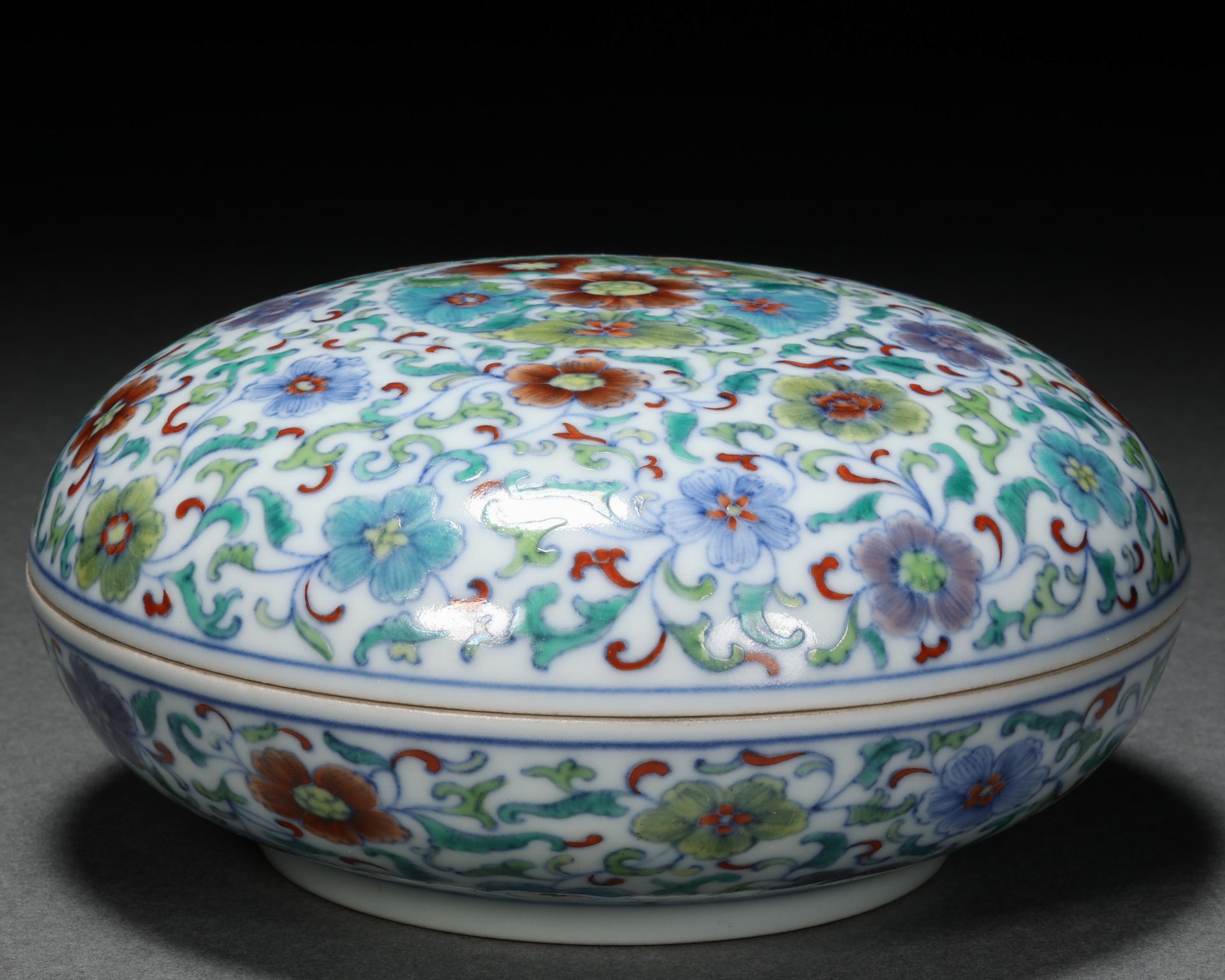 A Chinese Doucai Glaze Box with Cover - Bild 2 aus 11