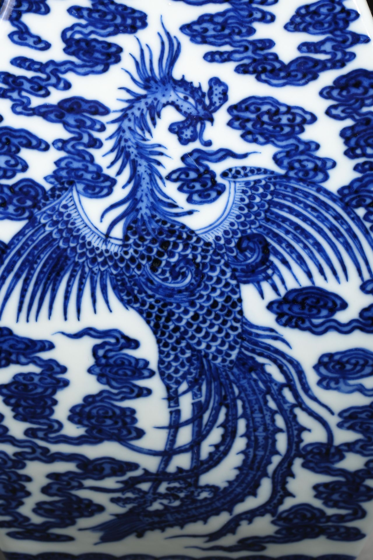 A Chinese Blue and White Dragon and Phoenix Vase Qianlong Mark - Bild 8 aus 11