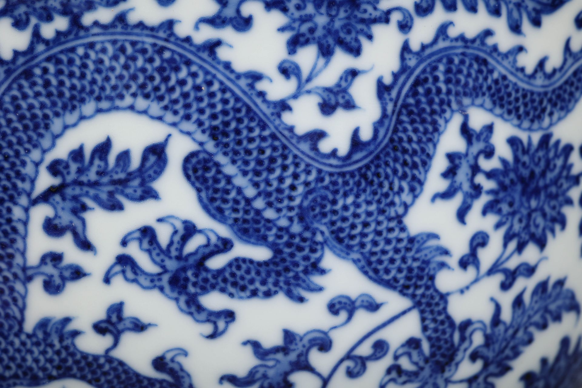 A Chinese Blue and White Floral and Dragons Bowl - Image 7 of 12