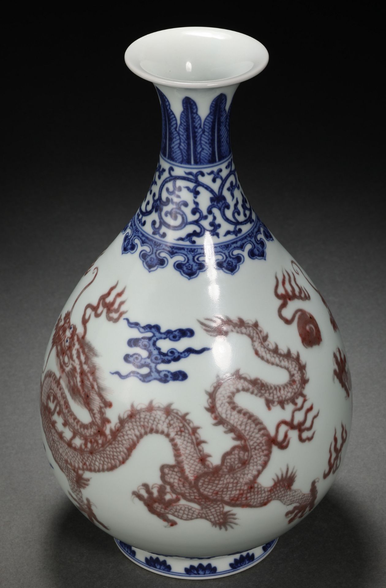 A Chinese Underglaze Blue and Copper Red Vase Yuhuchunping - Image 6 of 10