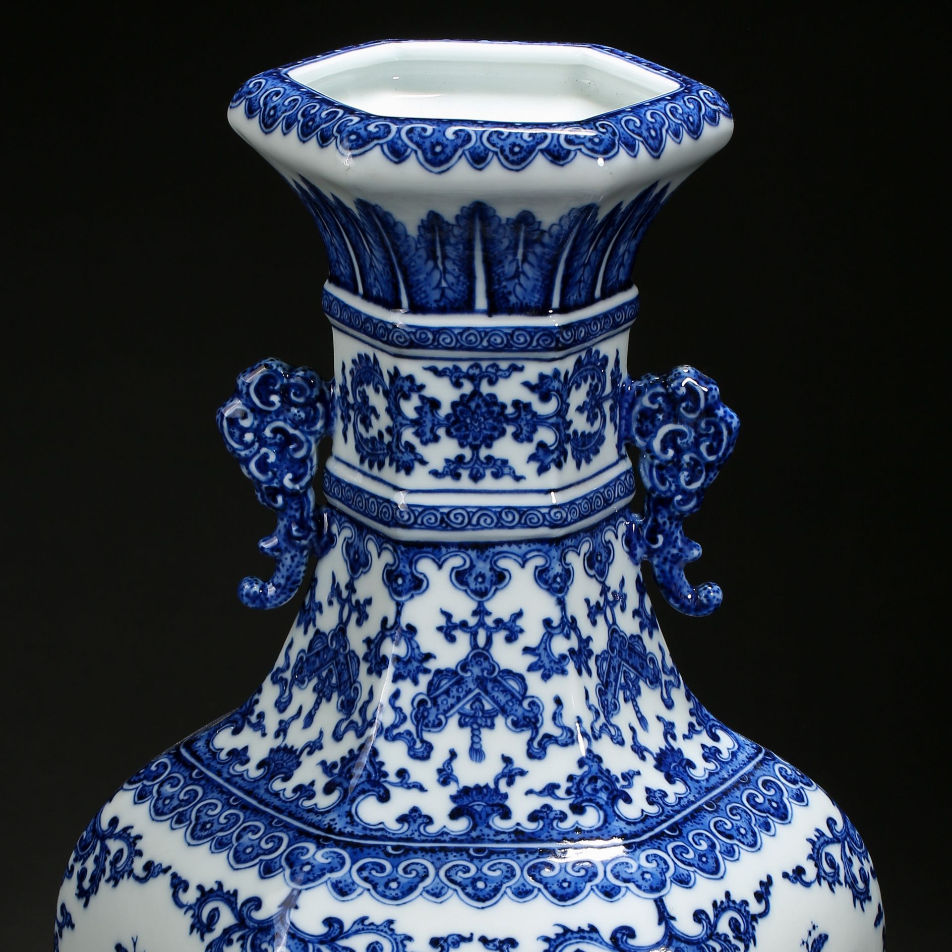 A Chinese Blue and White Hexagonal Vase - Bild 2 aus 9