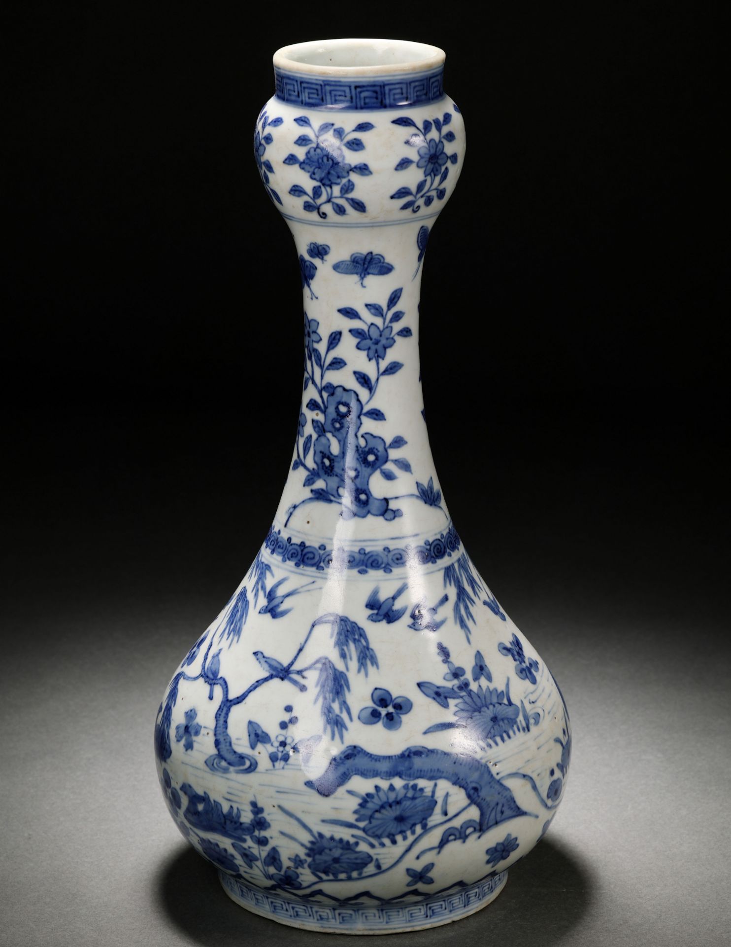 A Chinese Blue and White Garlic Head Vase - Bild 2 aus 11