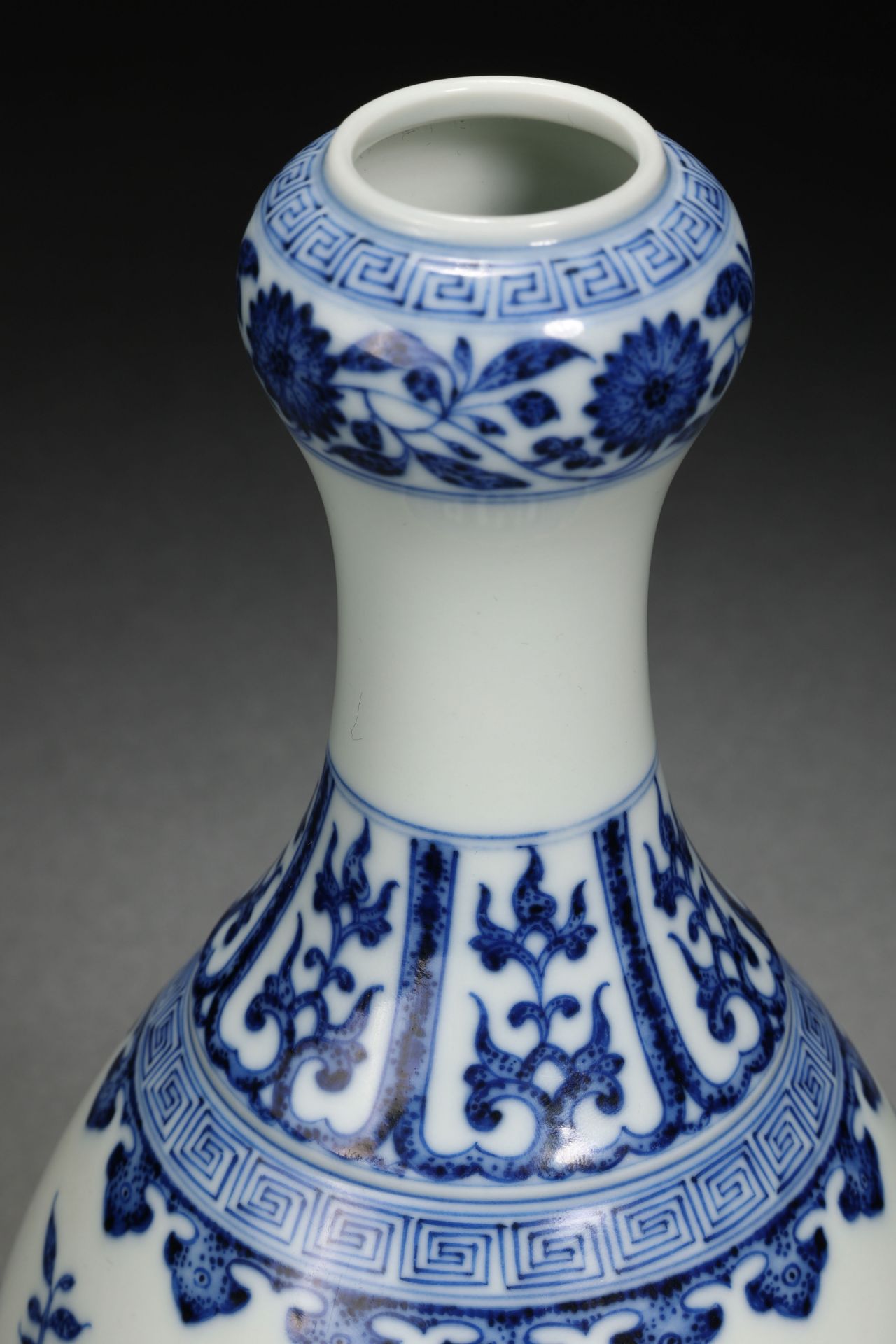 A Chinese Blue and White Garlic Head Vase - Image 7 of 10