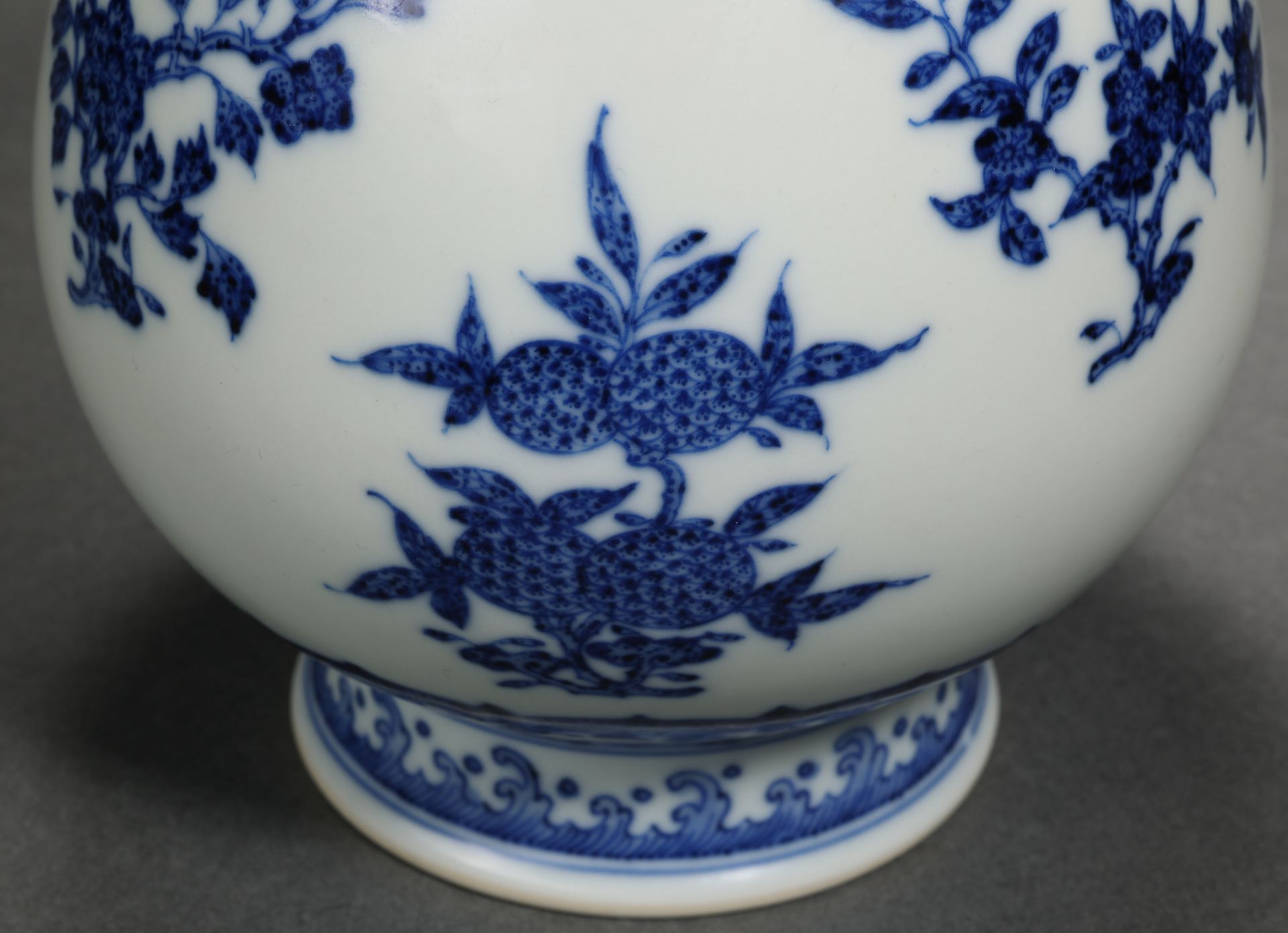 A Chinese Blue and White Garlic Head Vase - Bild 4 aus 10