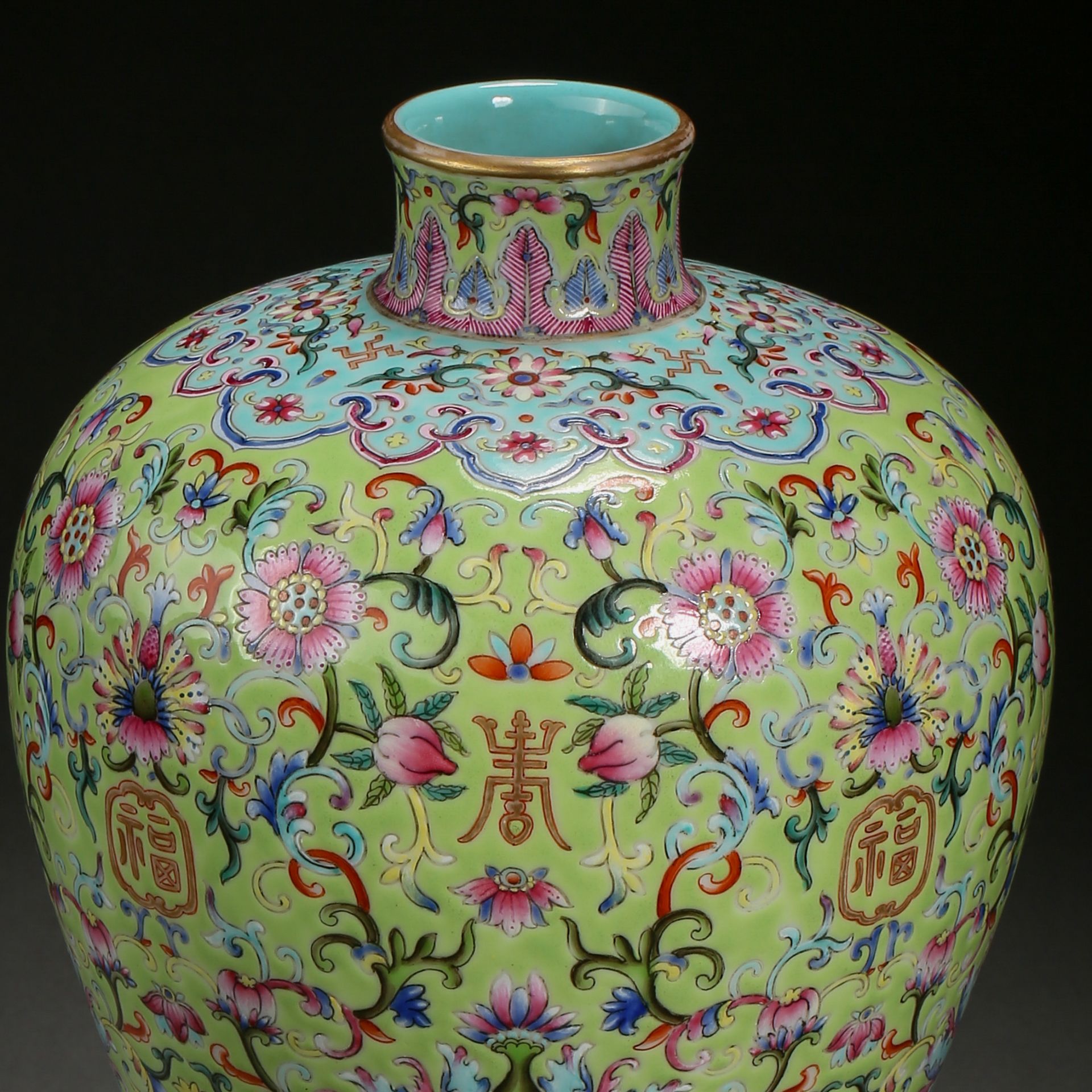 A Chinese Famille Rose Lotus Scrolls Vase Meiping - Bild 2 aus 8