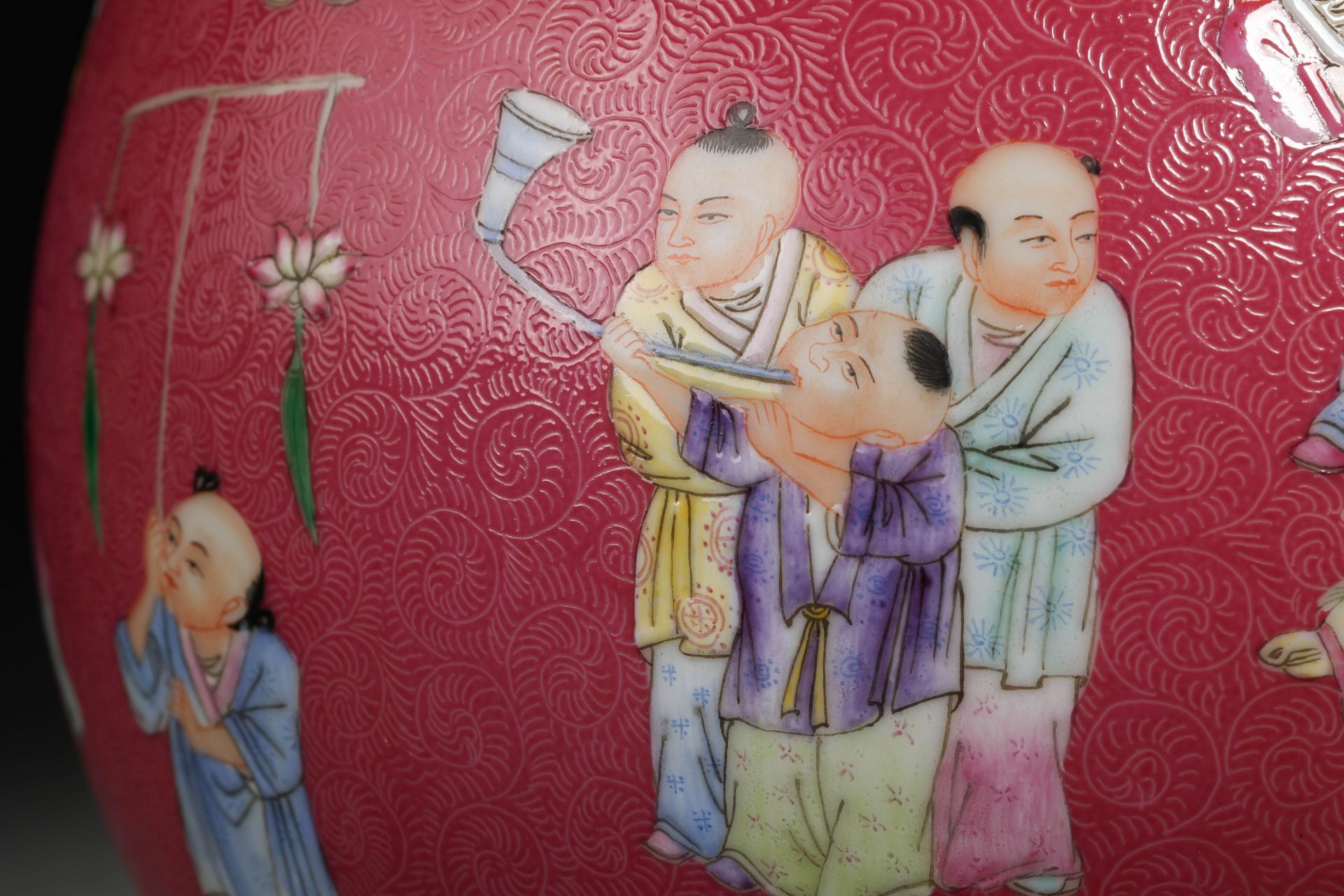 A Chinese Famille Rose Kids at Play Vase Yuhuchunping - Bild 8 aus 12