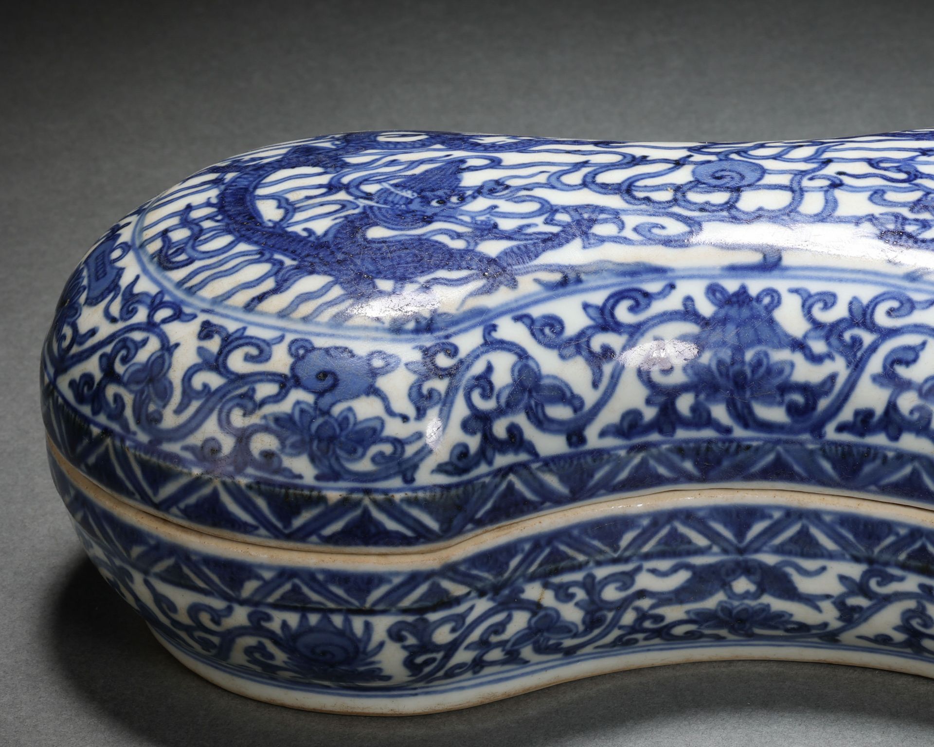 A Chinese Blue and White Dragons Box with Cover - Image 2 of 10