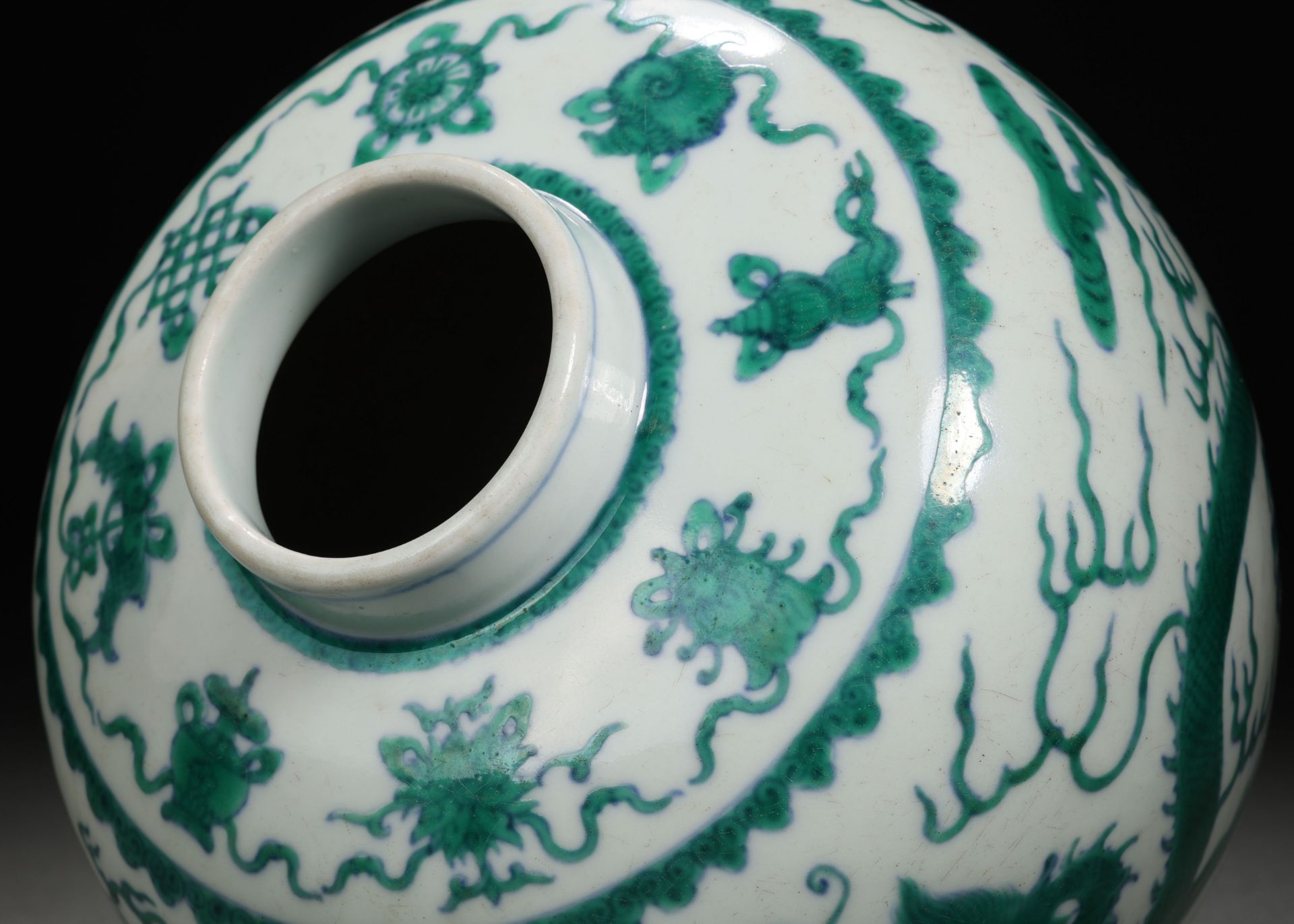 A Chinese Green Enamel Dragon Jar - Bild 10 aus 12