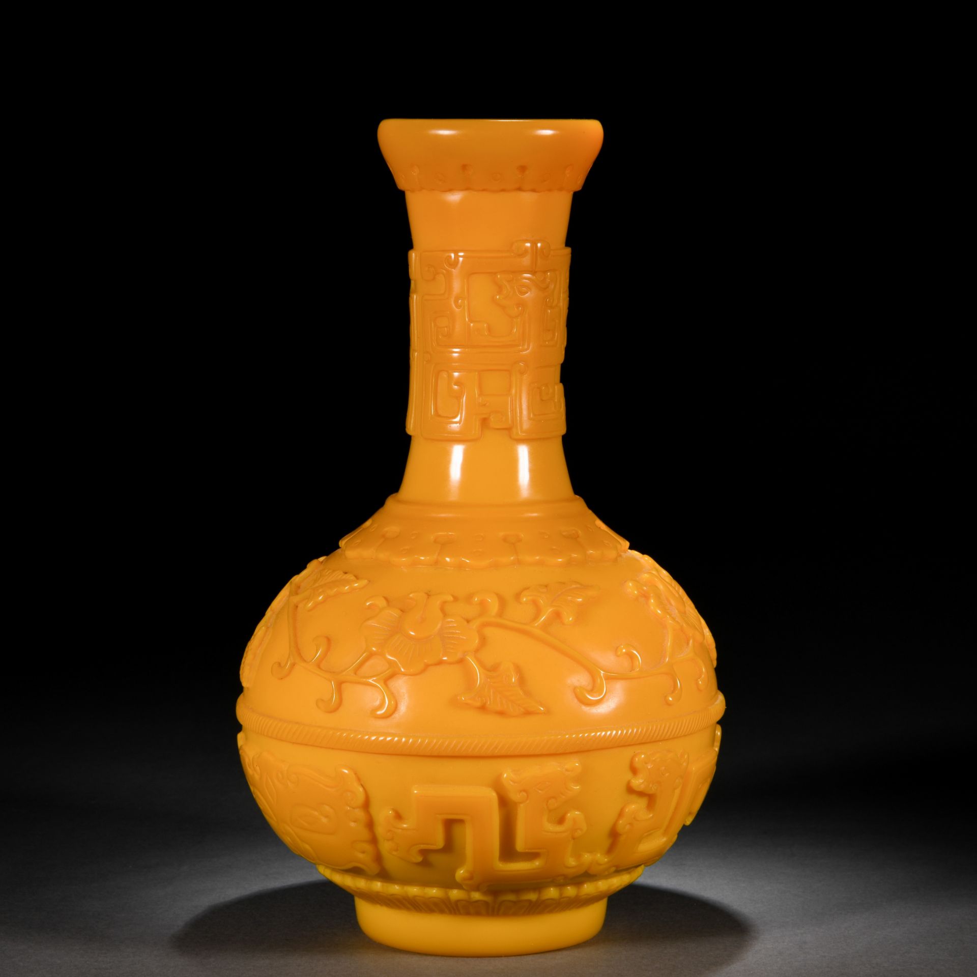 A Chinese Archaic Peking Glass Bottle Vase - Image 6 of 8