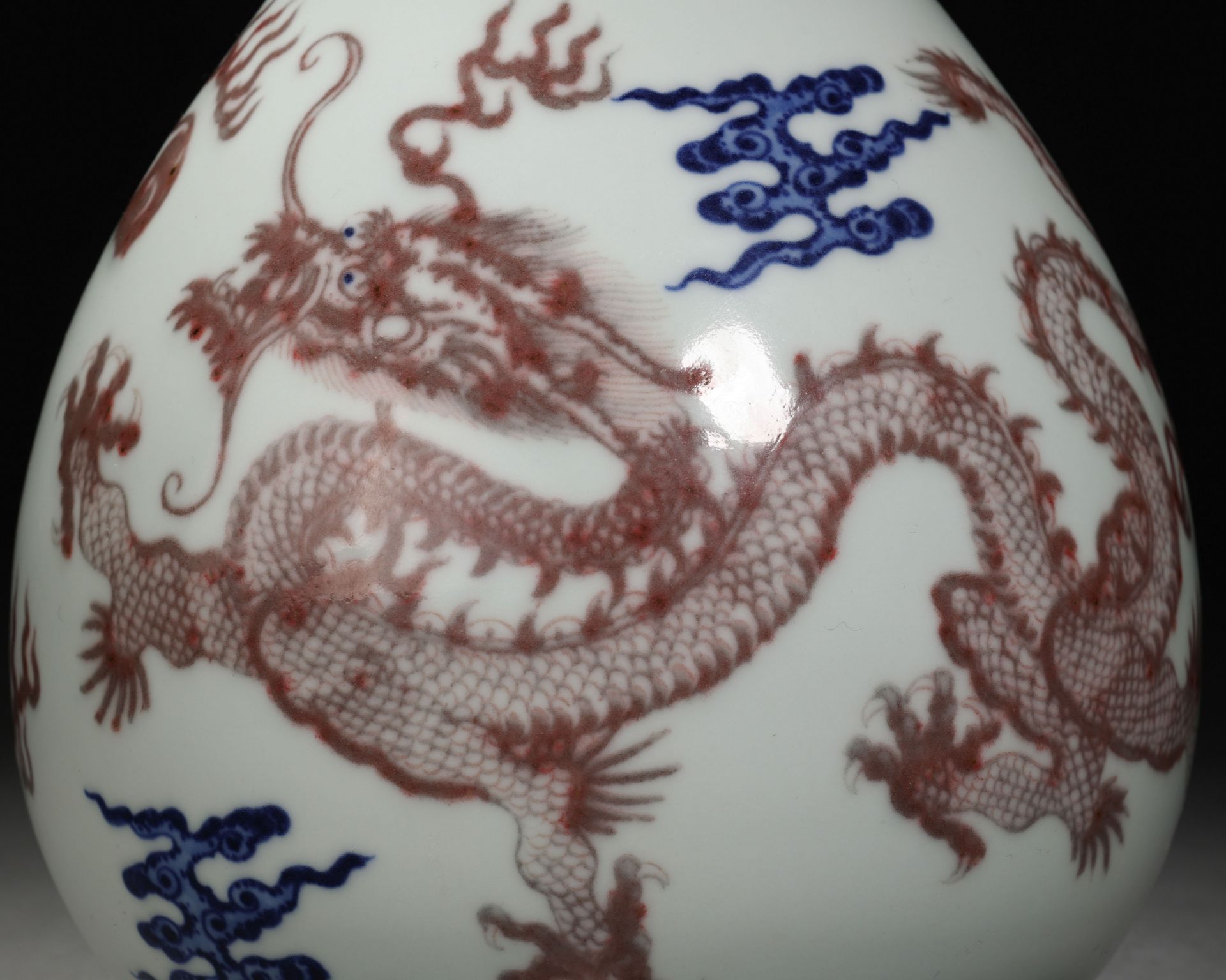 A Chinese Underglaze Blue and Copper Red Vase Yuhuchunping - Bild 3 aus 10