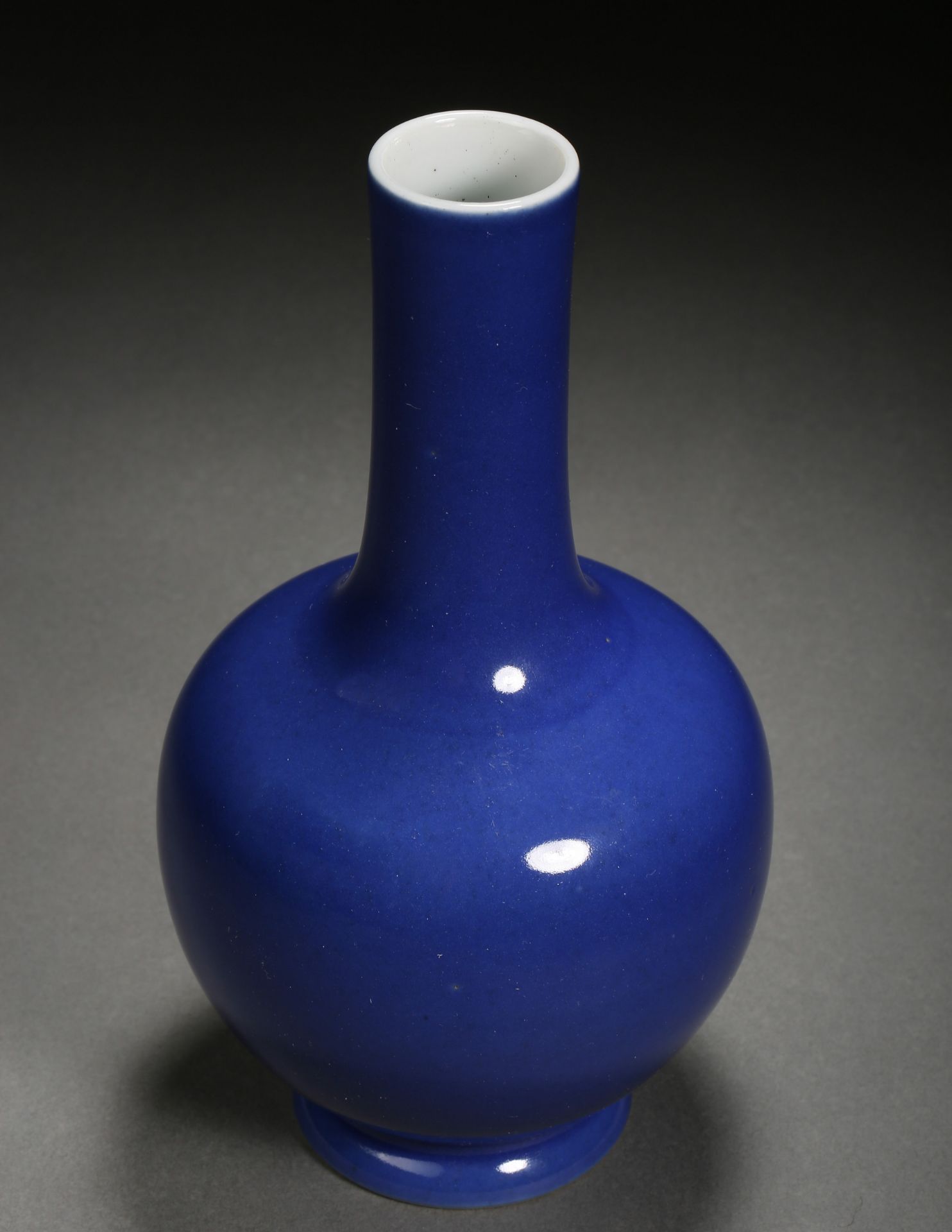 A Chinese Blue Glaze Bottle Vase - Bild 3 aus 7