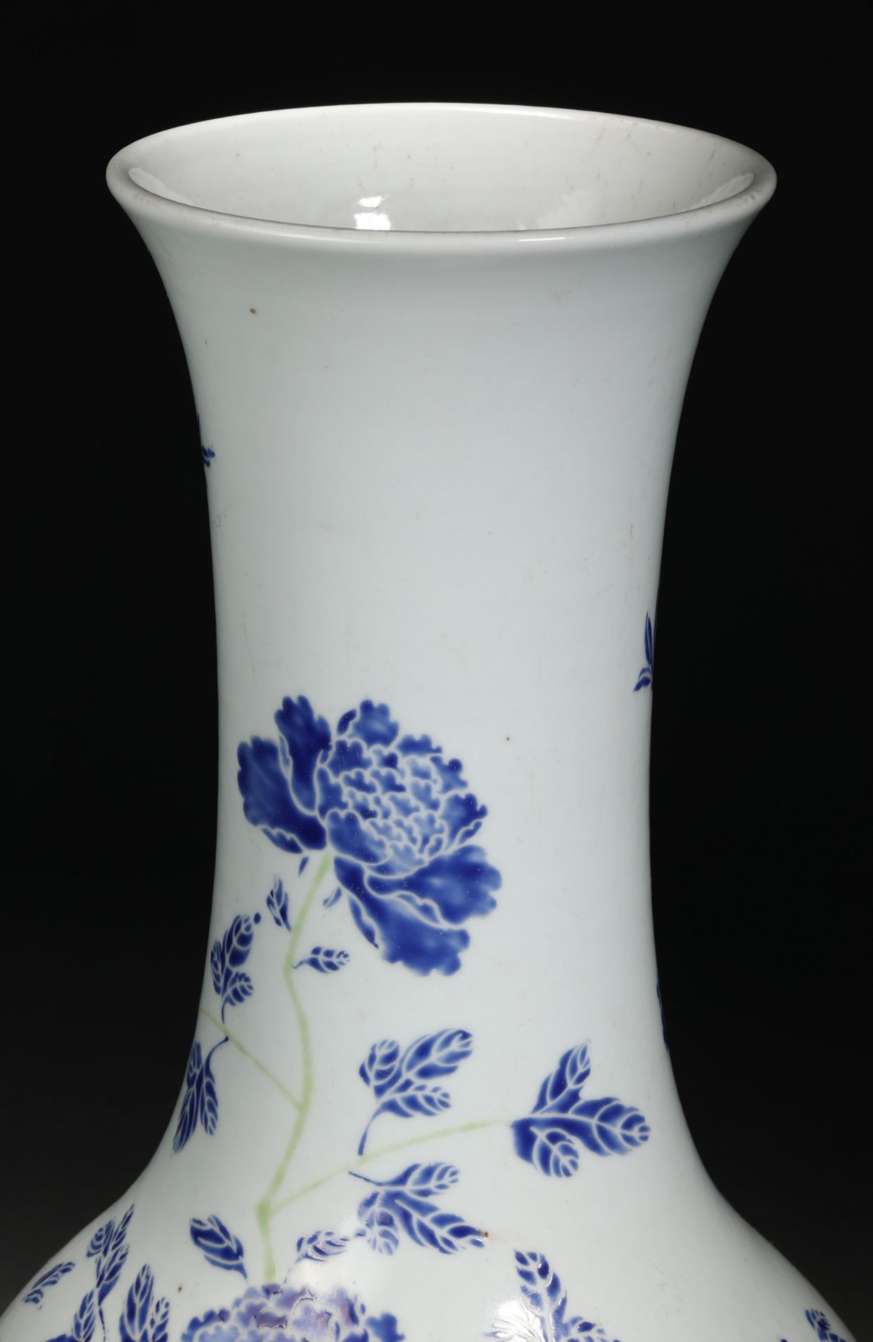 A Chinese Blue and White Flroal Vase - Image 2 of 11