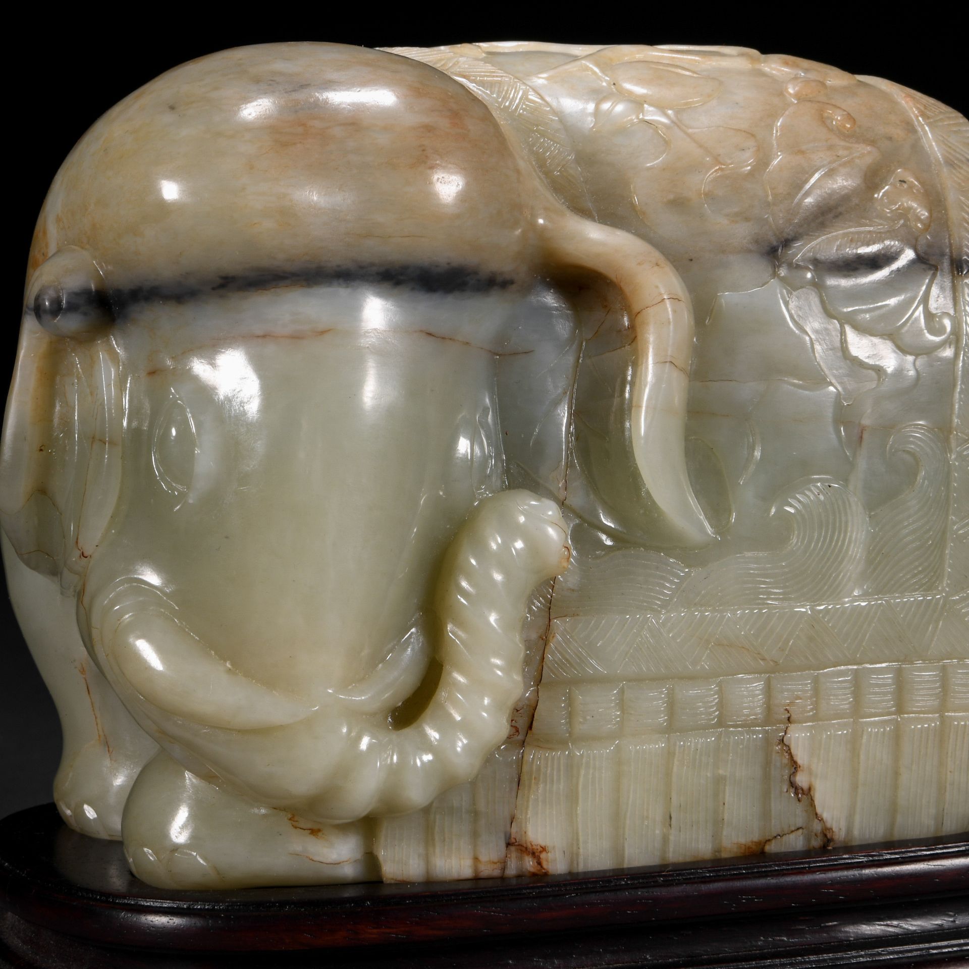 A Chinese Carved Jade Elephant - Bild 2 aus 7