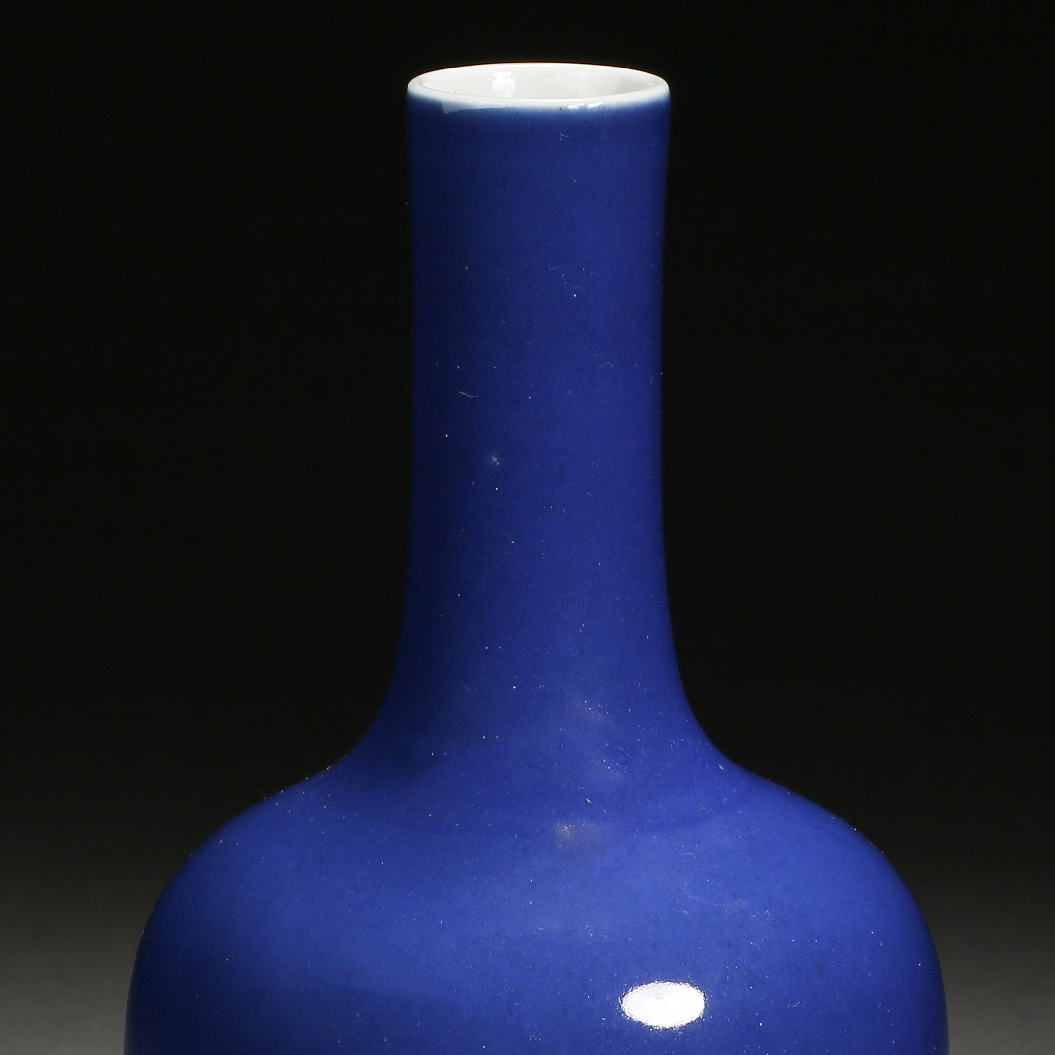 A Chinese Blue Glaze Bottle Vase - Image 2 of 7