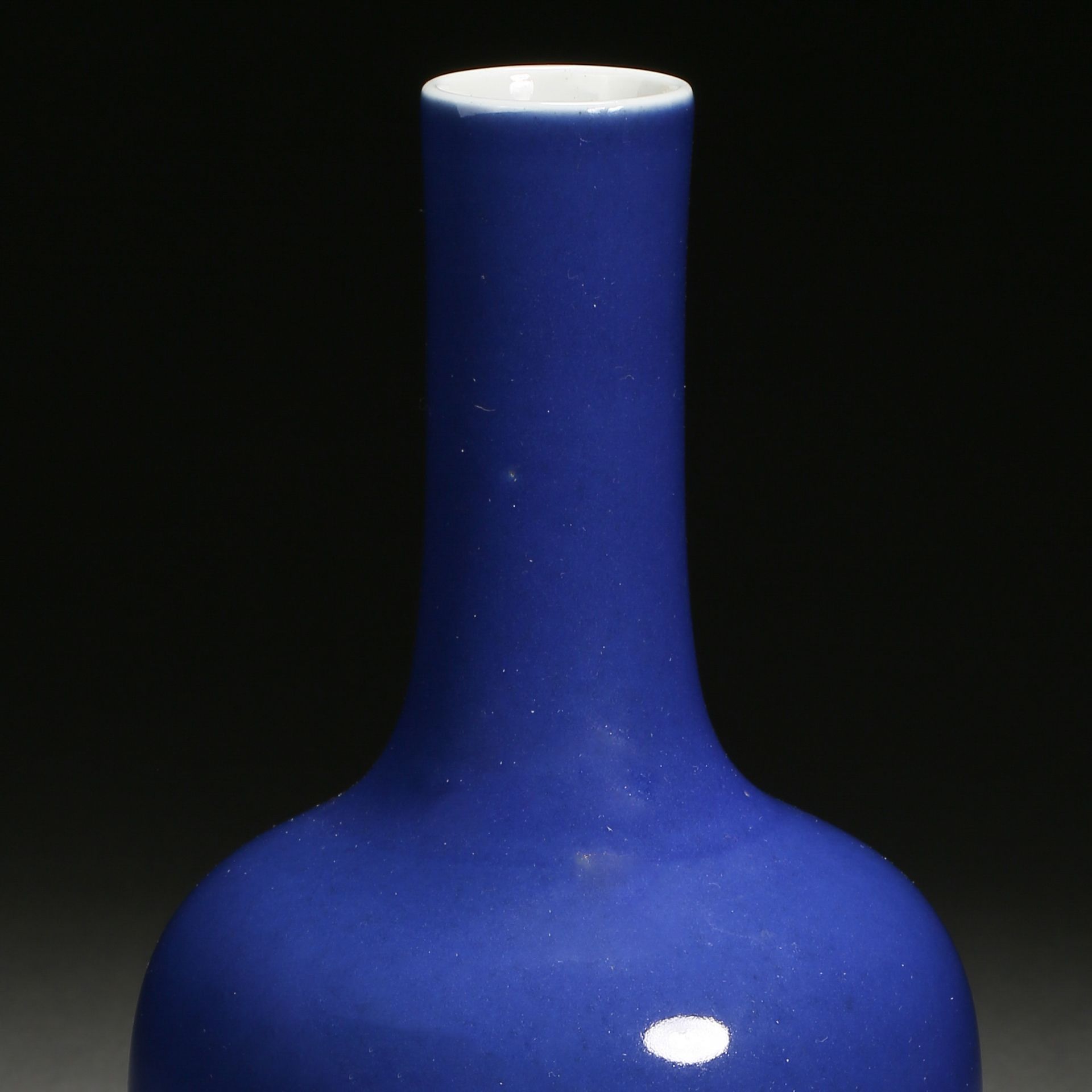 A Chinese Blue Glaze Bottle Vase - Bild 2 aus 7