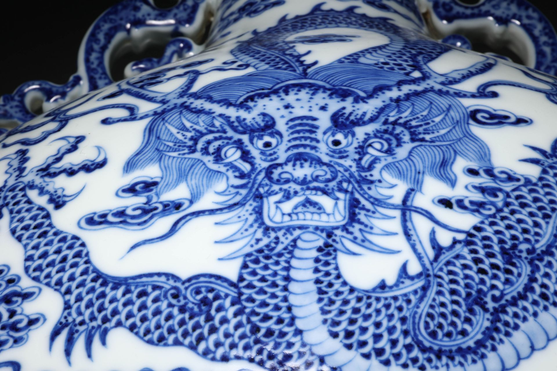 A Chinese Blue and White Dragon Moon Flask - Image 12 of 13