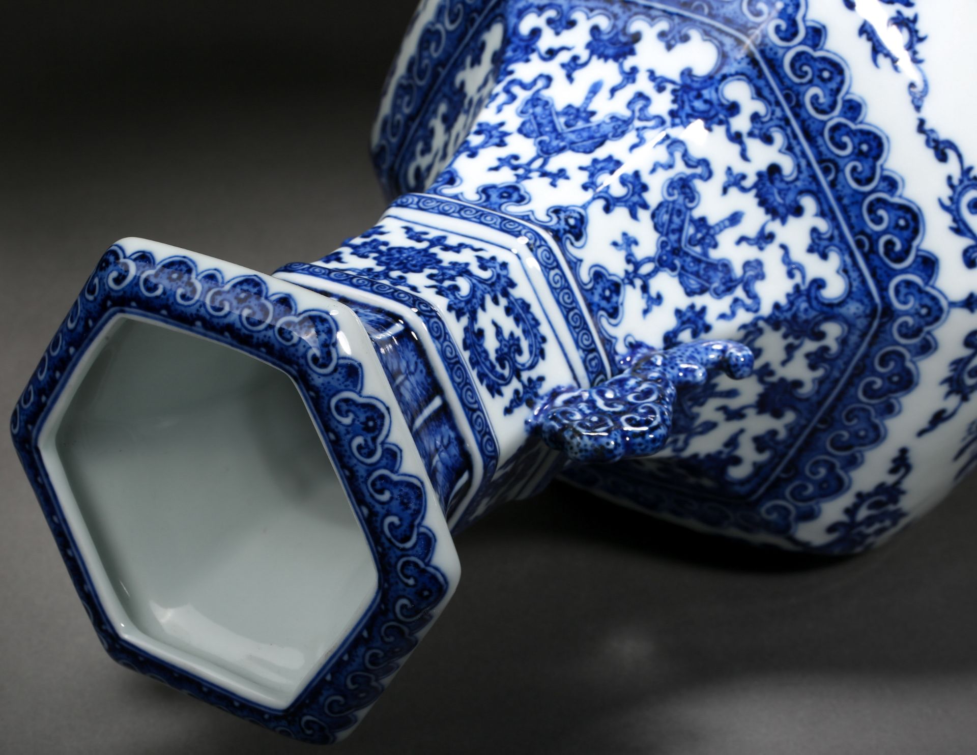 A Chinese Blue and White Hexagonal Vase - Bild 8 aus 9