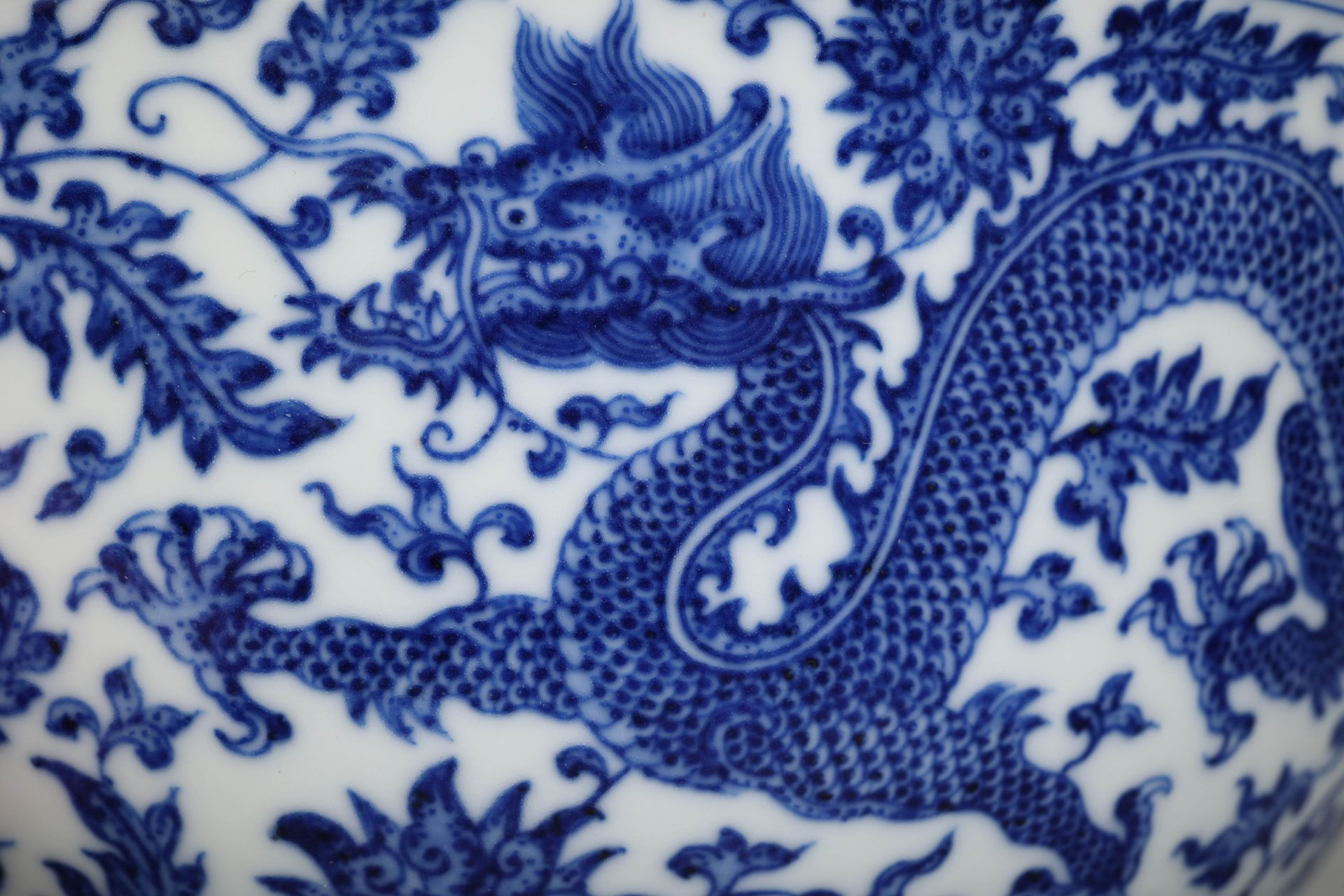 A Chinese Blue and White Floral and Dragons Bowl - Image 6 of 12
