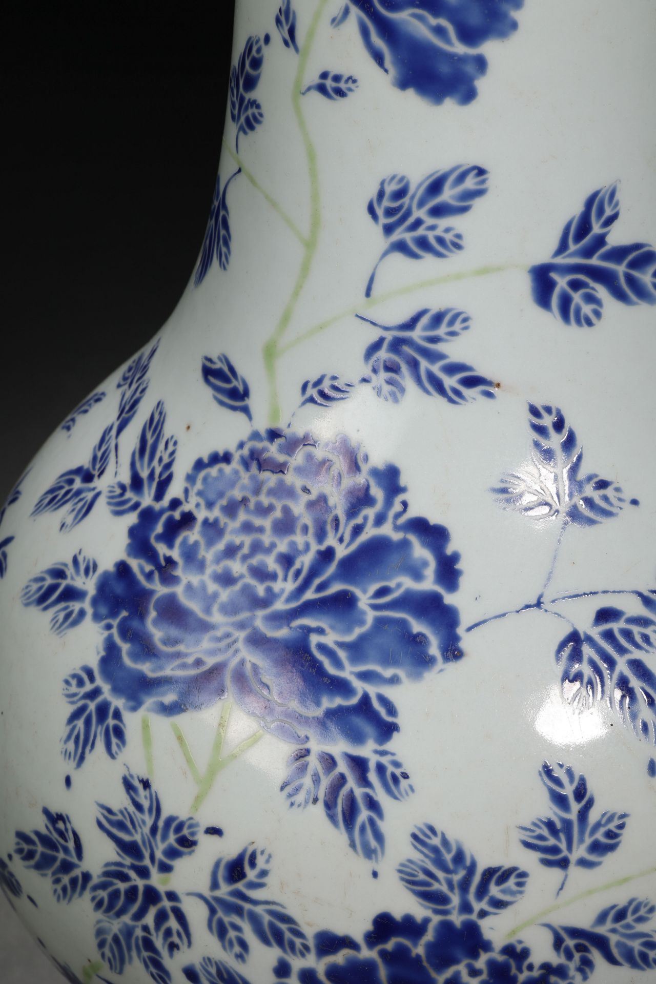 A Chinese Blue and White Flroal Vase - Bild 5 aus 11