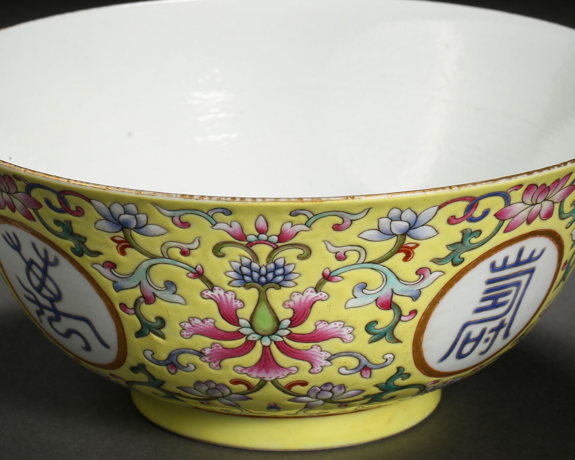 A Chinese Yellow Ground and Famille Rose Longevity Bowl - Bild 5 aus 9