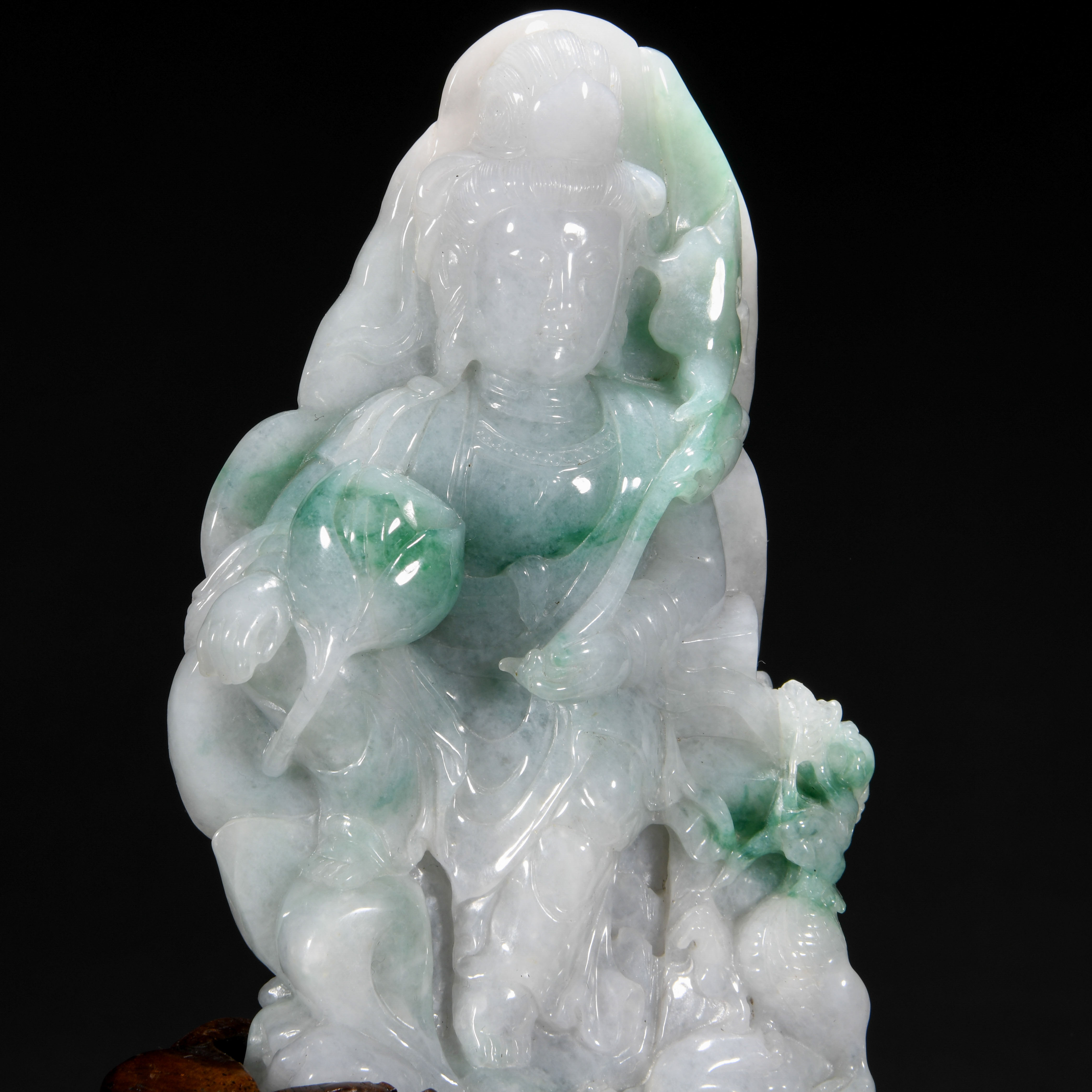 A Chinese Carved Jadeite Guanyin - Image 5 of 9