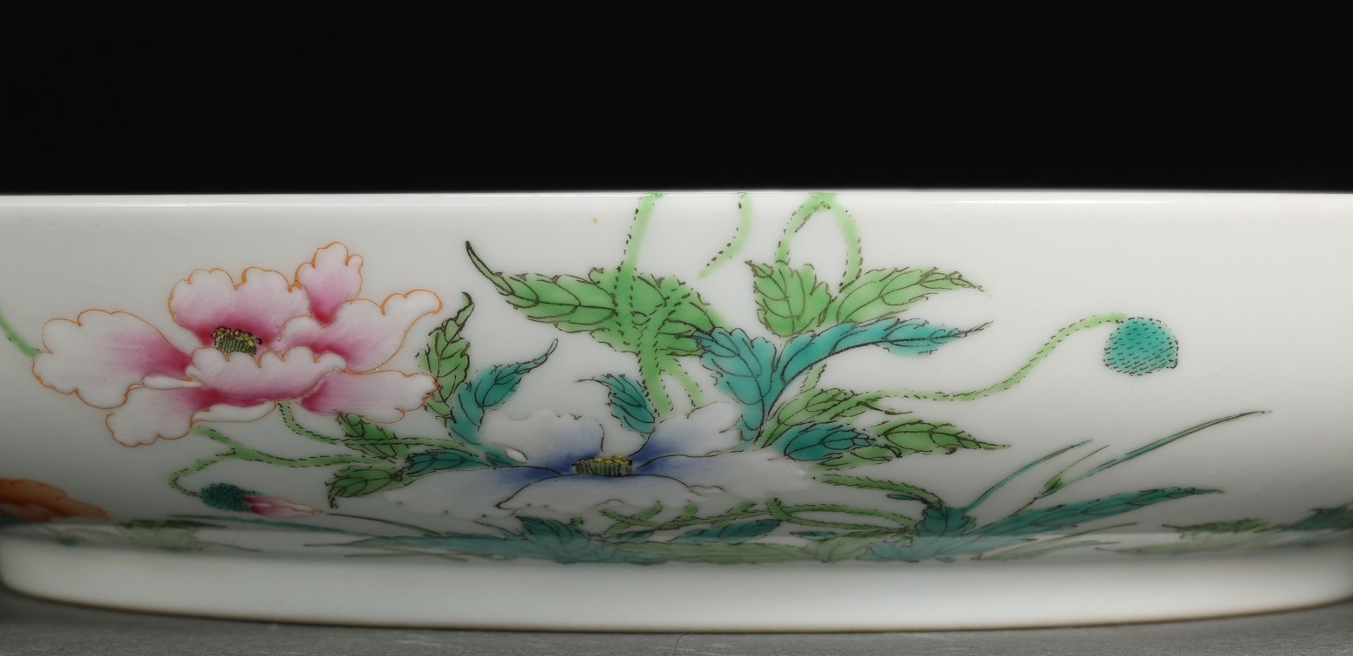 A Chinese Famille Rose Floral Saucer - Bild 5 aus 8