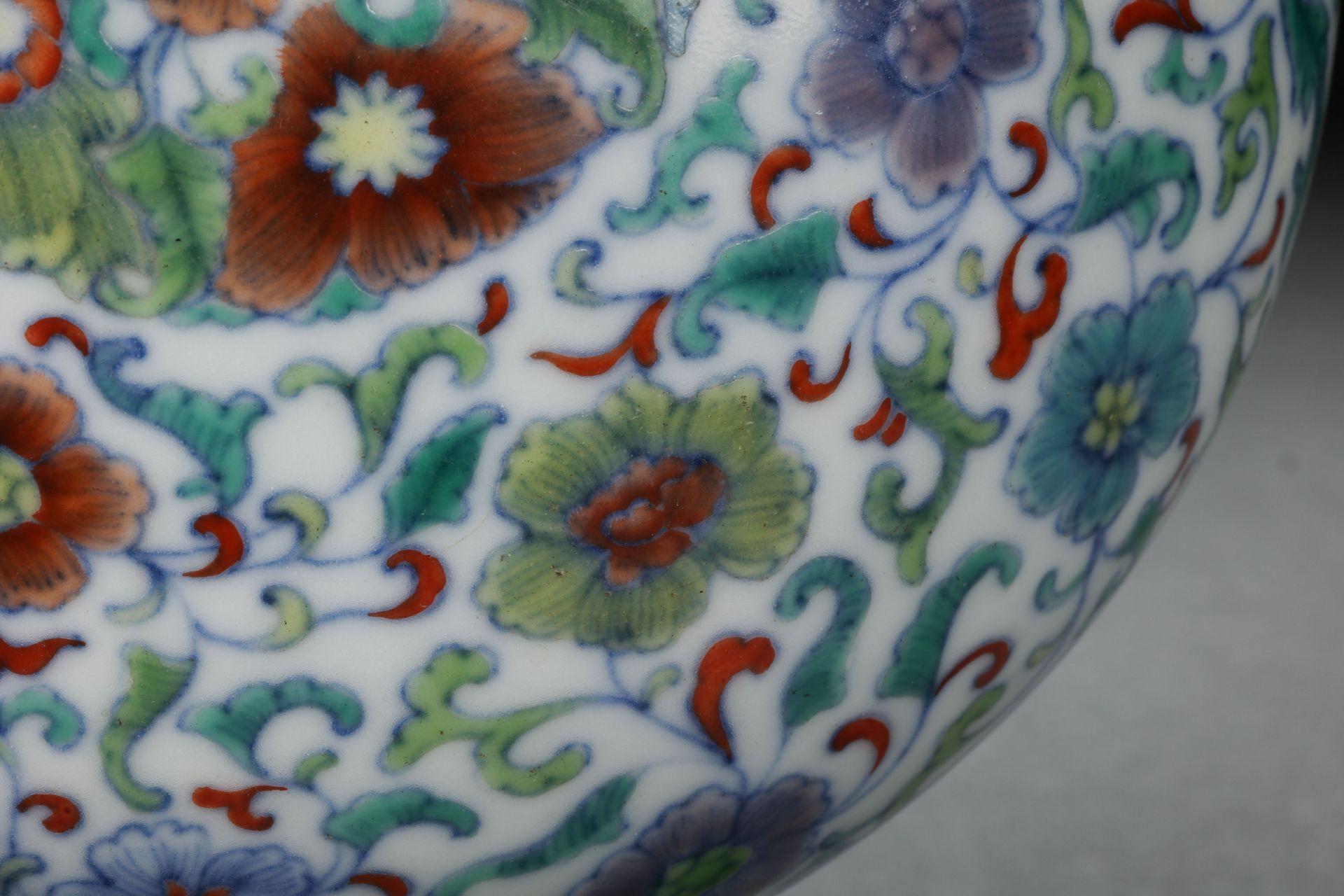 A Chinese Doucai Glaze Box with Cover - Bild 9 aus 11