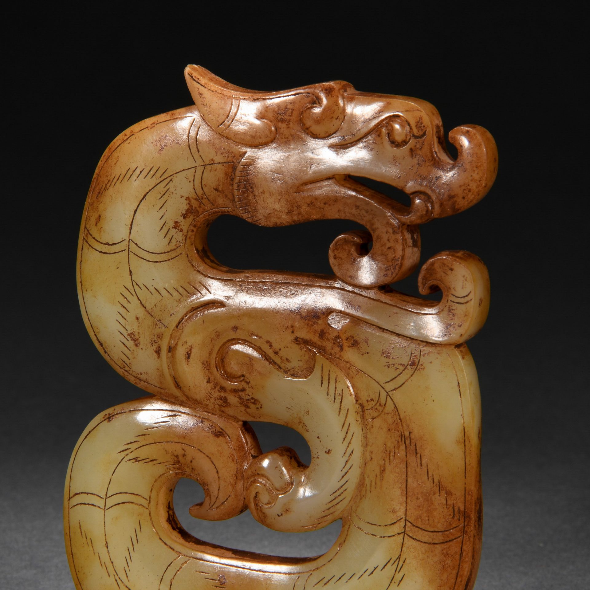 A Chinese Carved Jade Dragon Form Ornament - Bild 6 aus 7