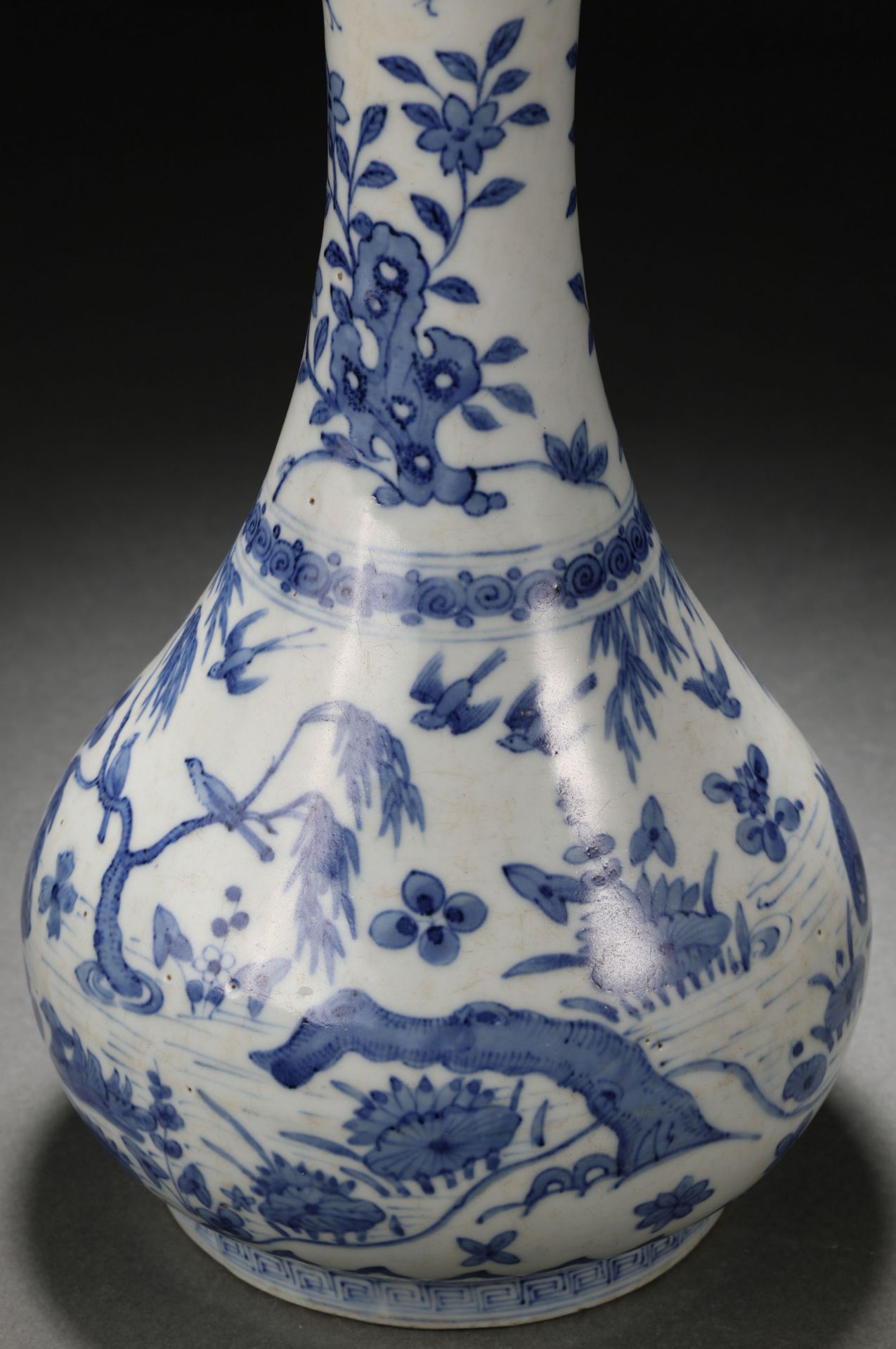 A Chinese Blue and White Garlic Head Vase - Bild 4 aus 11