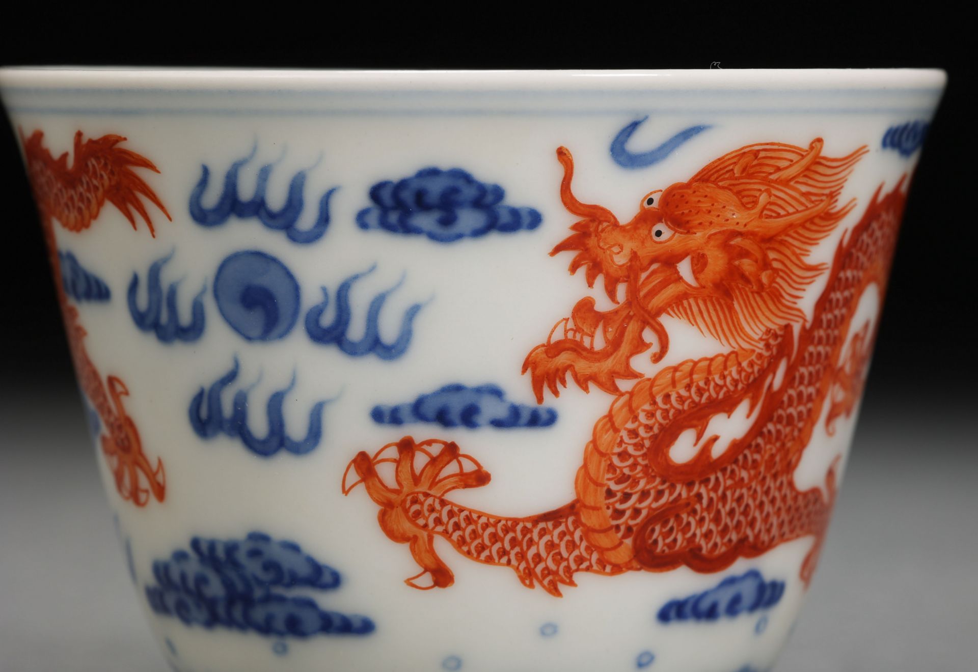 A Chinese Underglaze Blue and Iron Red Dragon Cup - Image 4 of 6