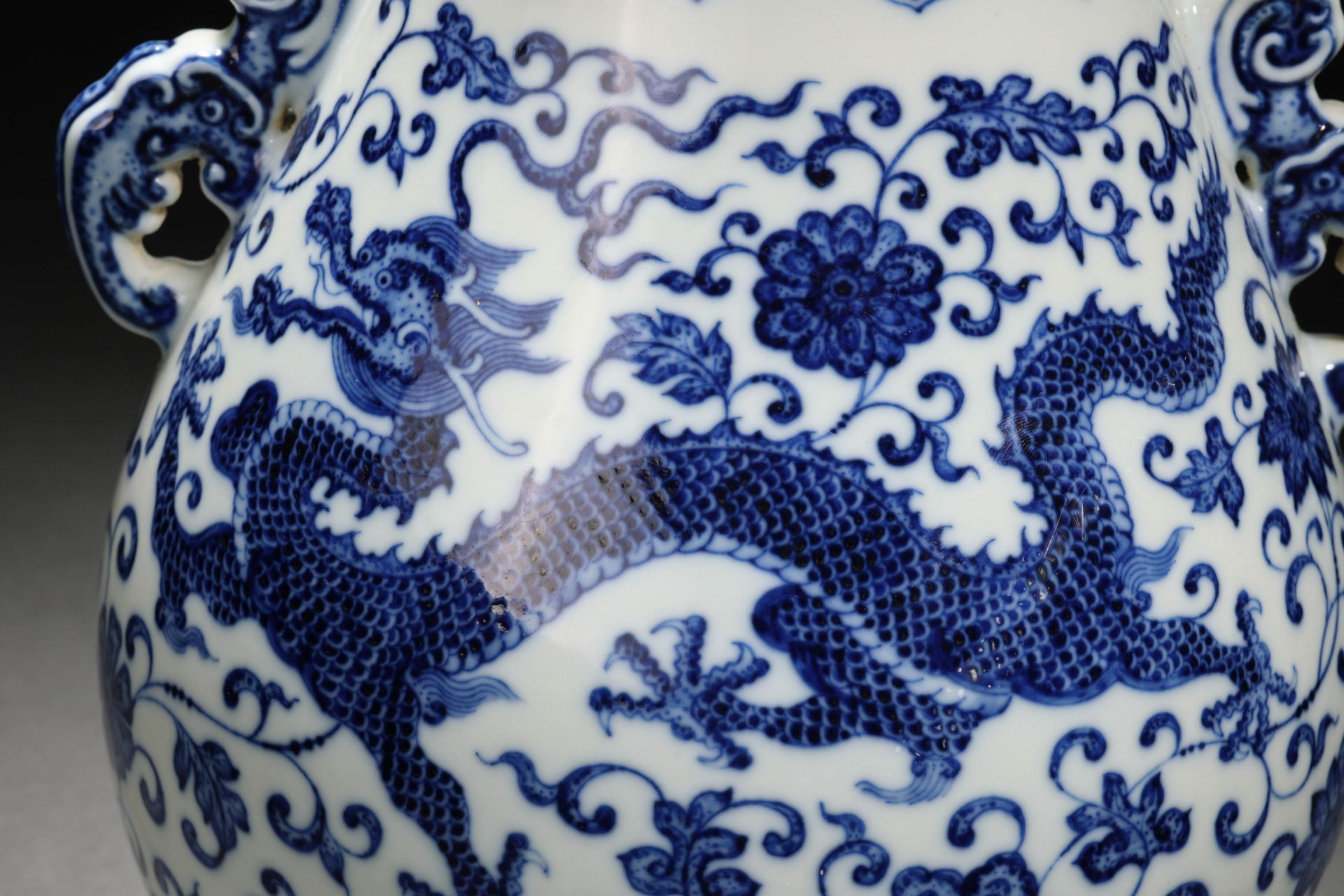 A Chinese Blue and White Dragon Zun Vase - Bild 3 aus 11