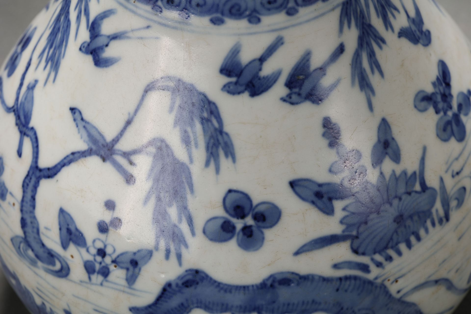 A Chinese Blue and White Garlic Head Vase - Bild 5 aus 11