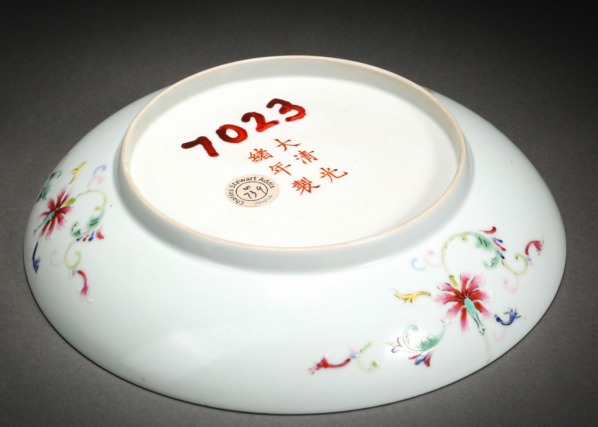 A Chinese Famille Rose Dragon and Floral Plate - Bild 5 aus 6