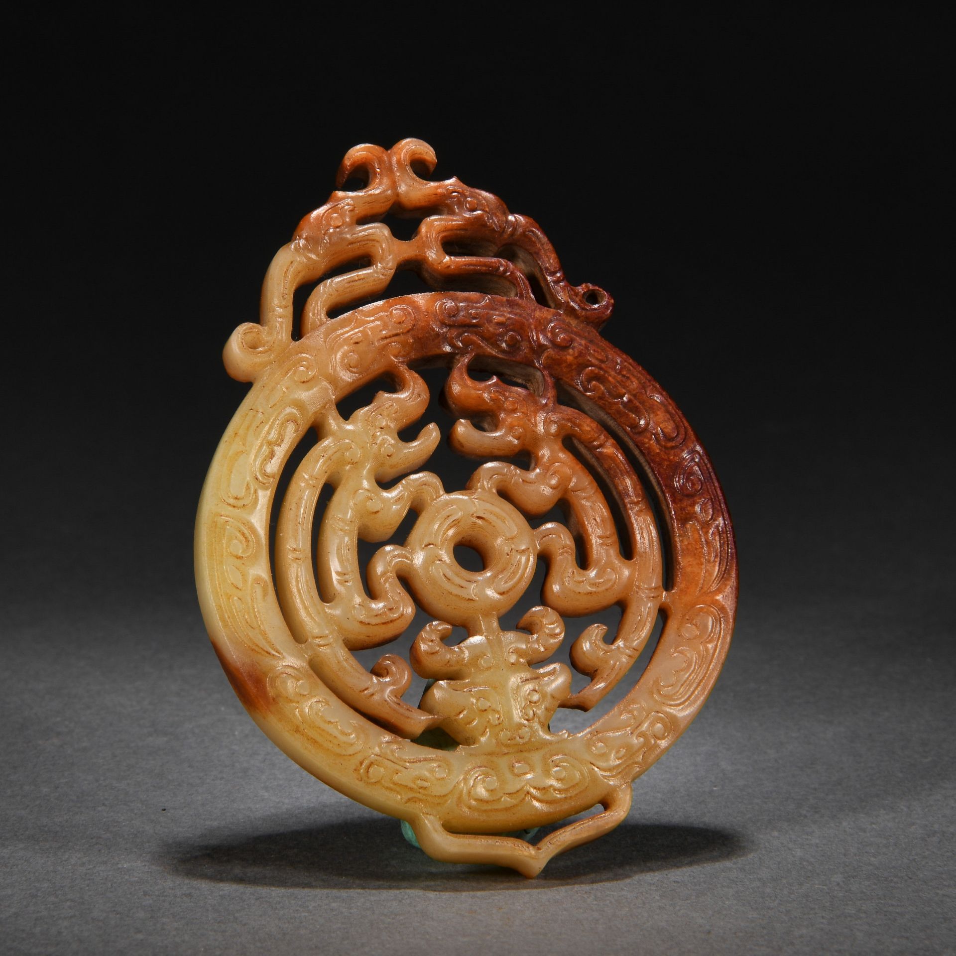 A Chinese Carved Jade Ornament - Bild 7 aus 8