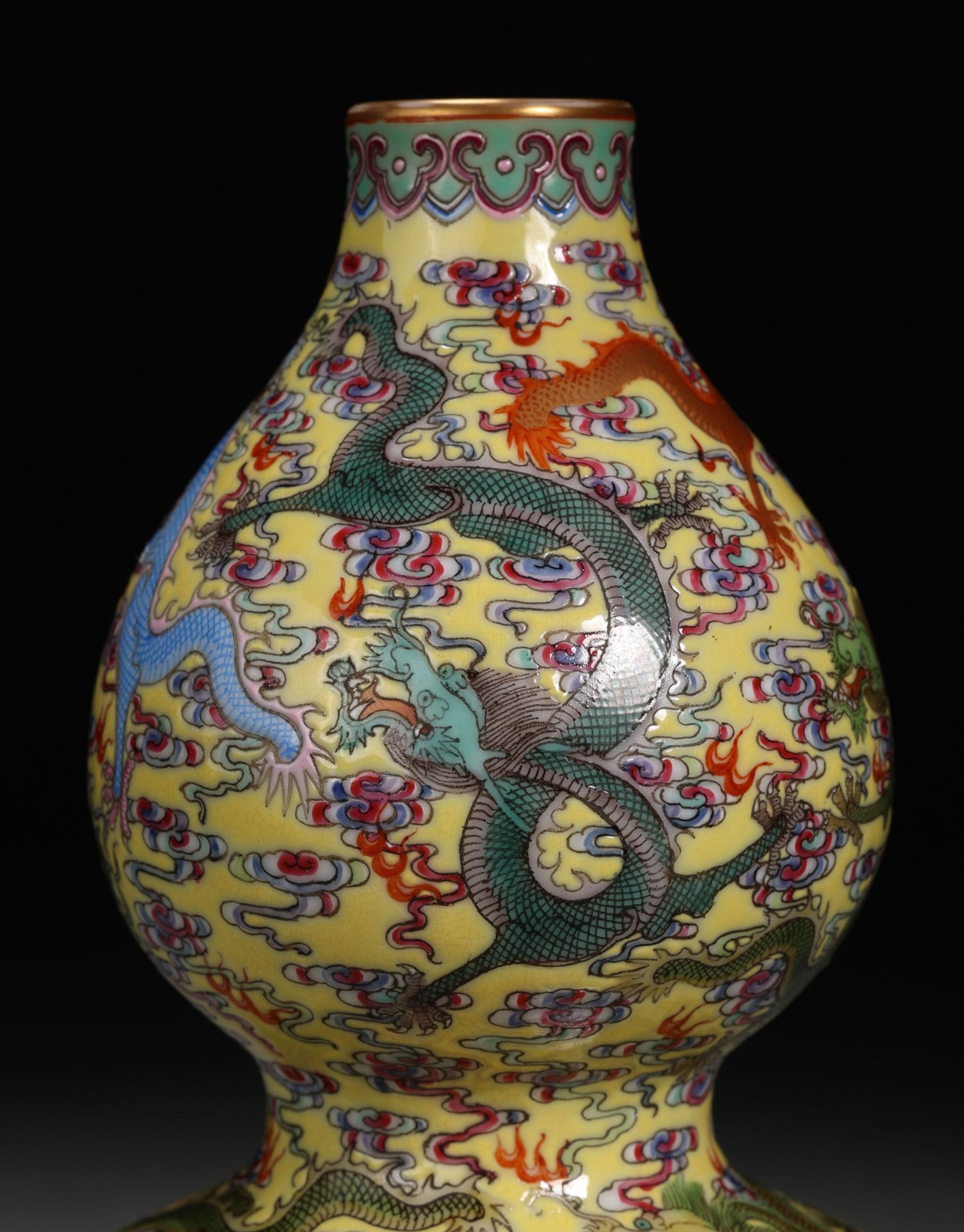 A Chinese Famille Rose and Gilt Double Gourds Vase - Bild 2 aus 11