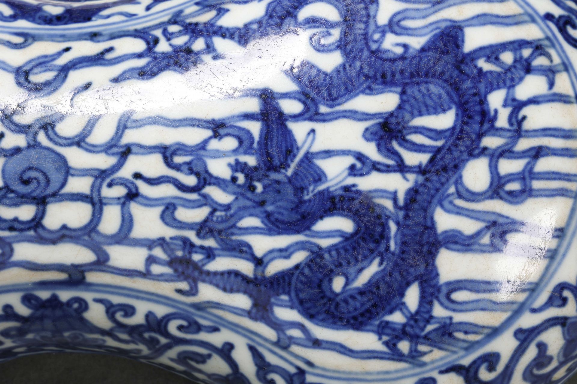 A Chinese Blue and White Dragons Box with Cover - Image 5 of 10