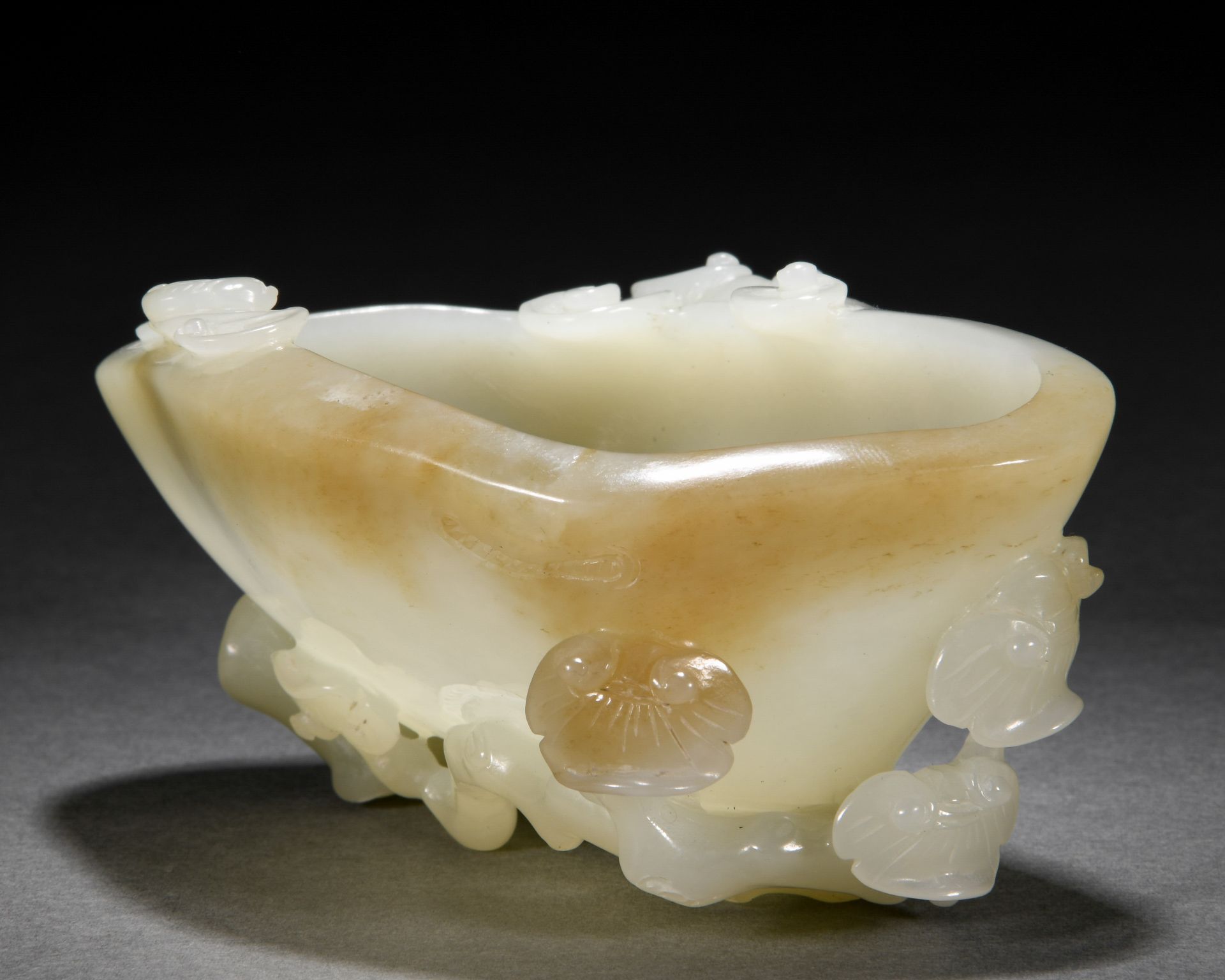 A Chinese Carved White Jade Washer - Image 2 of 8