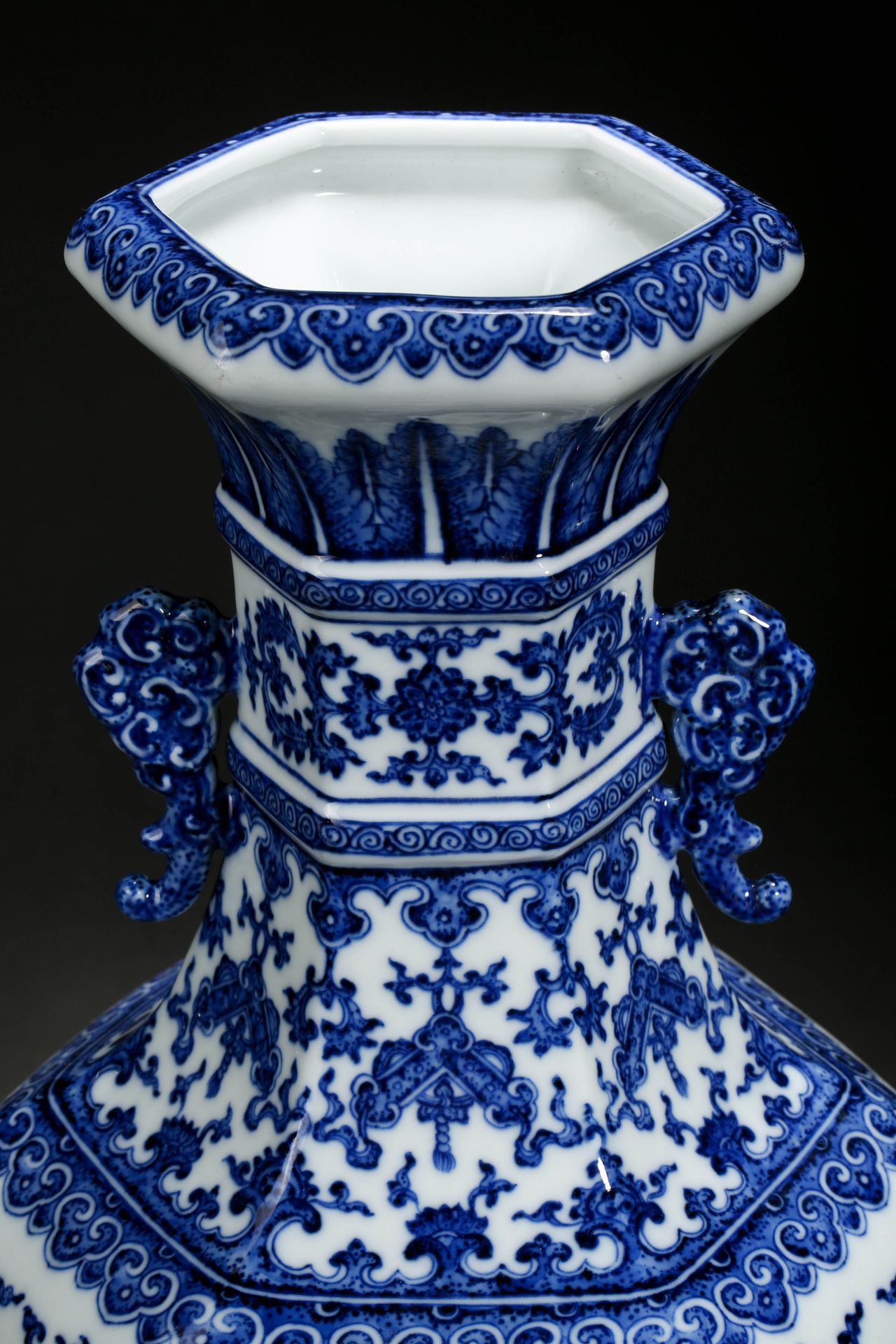 A Chinese Blue and White Hexagonal Vase - Bild 7 aus 9