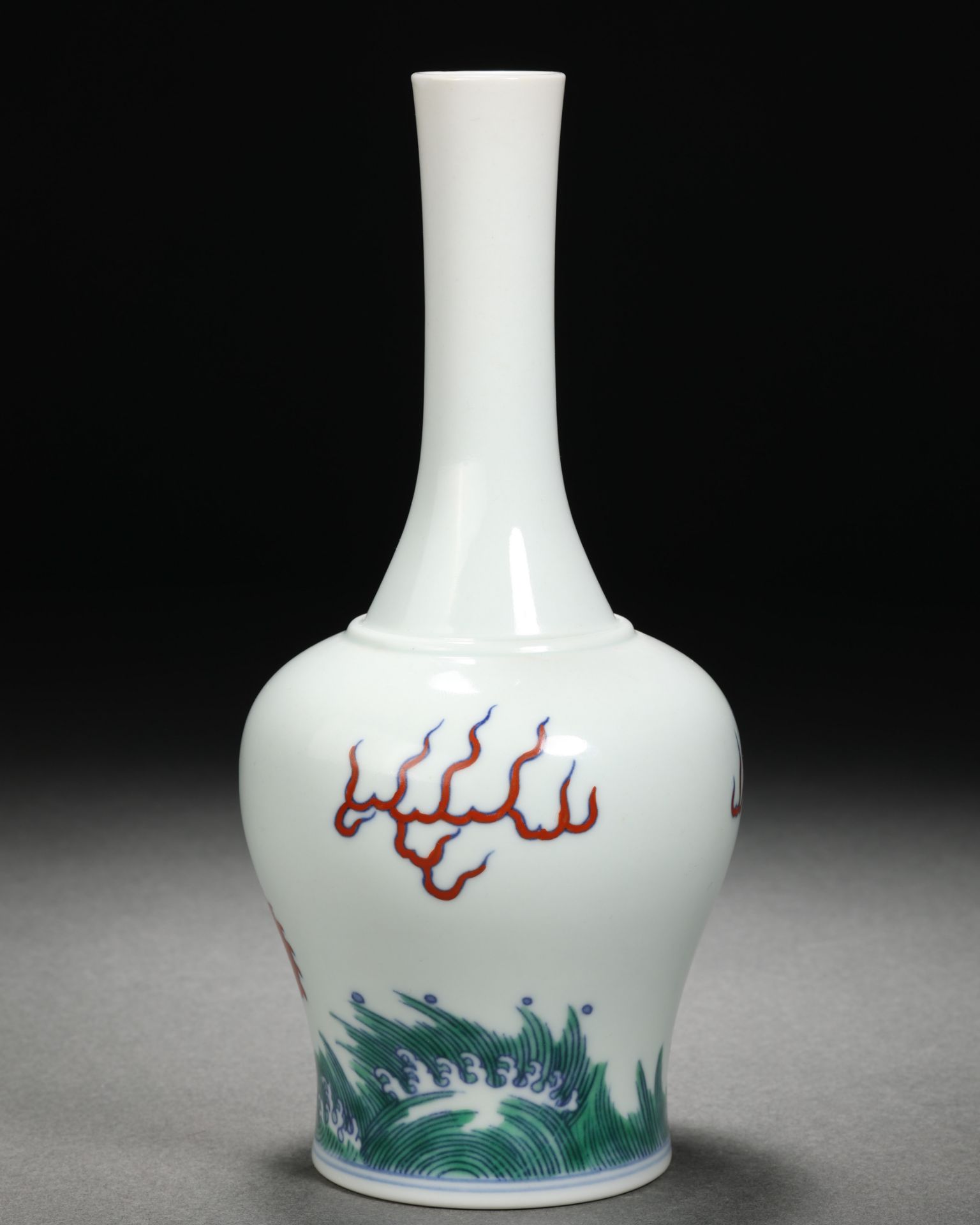 A Chinese Doucai Glaze Dragon Bell Shaped Vase - Bild 4 aus 7