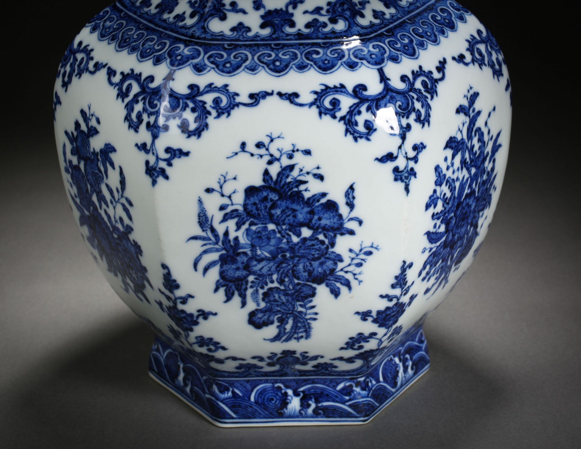 A Chinese Blue and White Hexagonal Vase - Bild 6 aus 9