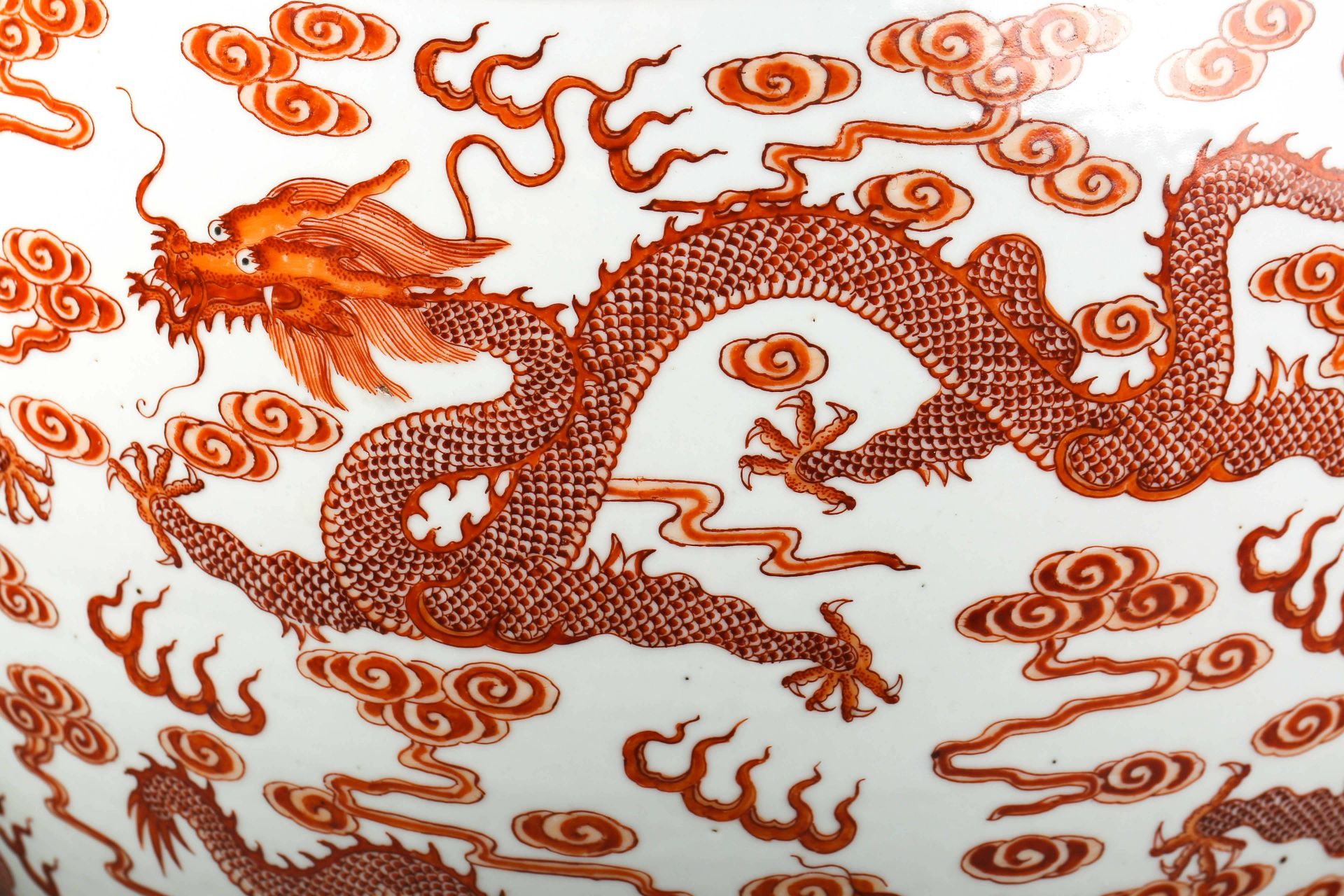 A Chinese Iron Red and Gilt Dragon Jardiniere - Bild 4 aus 12