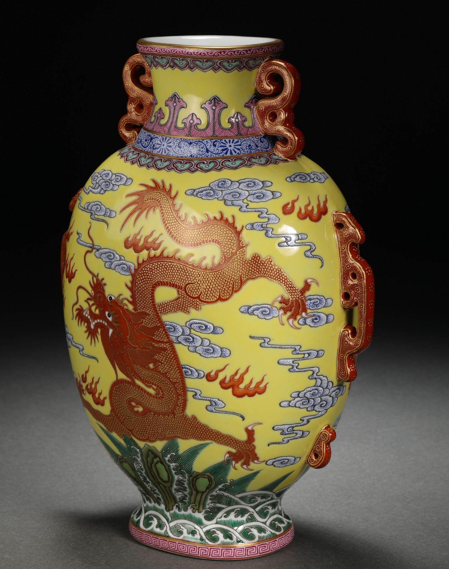 A Chinese Falangcai and Gilt Dragon Vase - Bild 3 aus 13