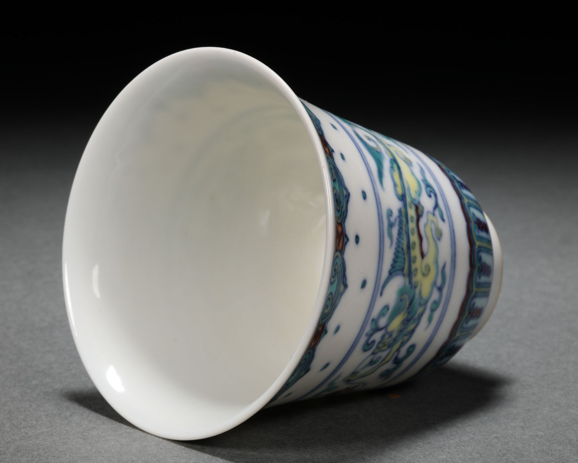 A Chinese Doucai Glaze Dragon Cup - Bild 7 aus 8