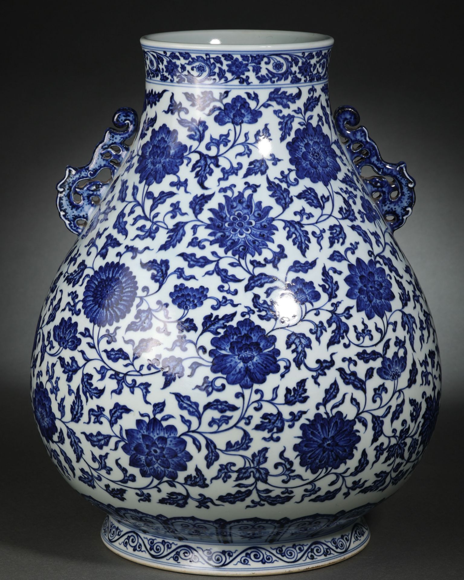 A Chinese Blue and White Floral Scrolls Zun Vase - Bild 2 aus 13