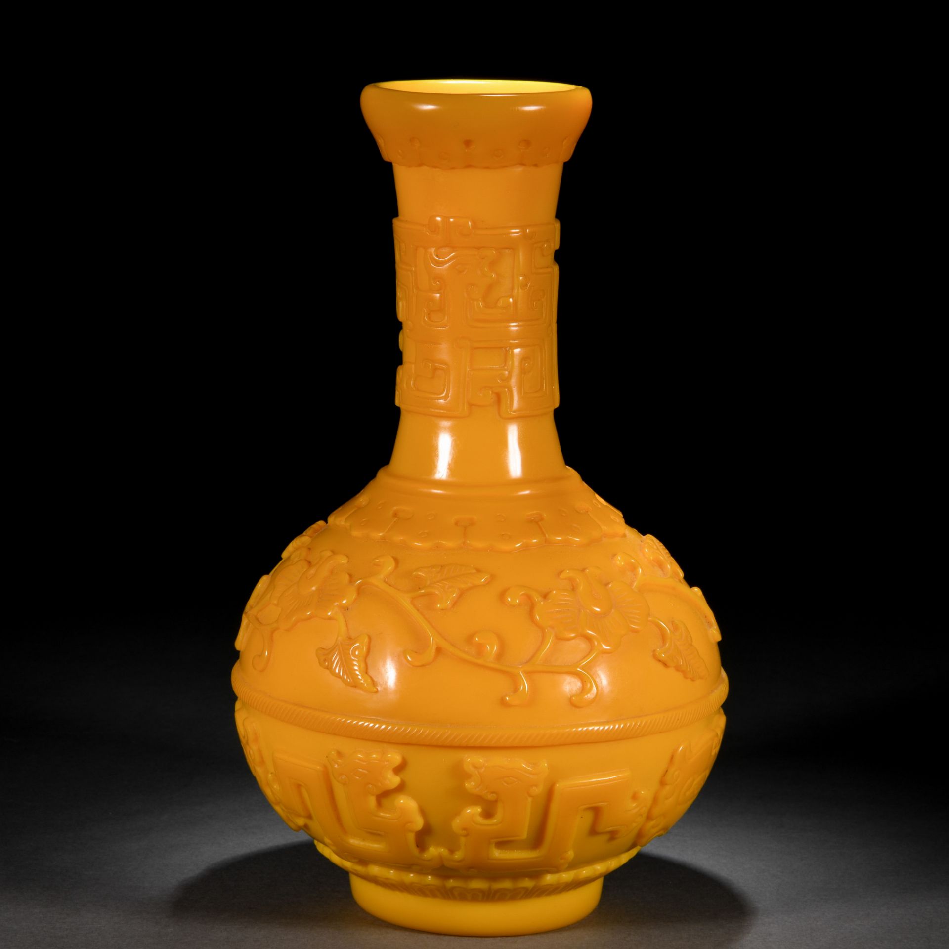 A Chinese Archaic Peking Glass Bottle Vase - Image 4 of 8