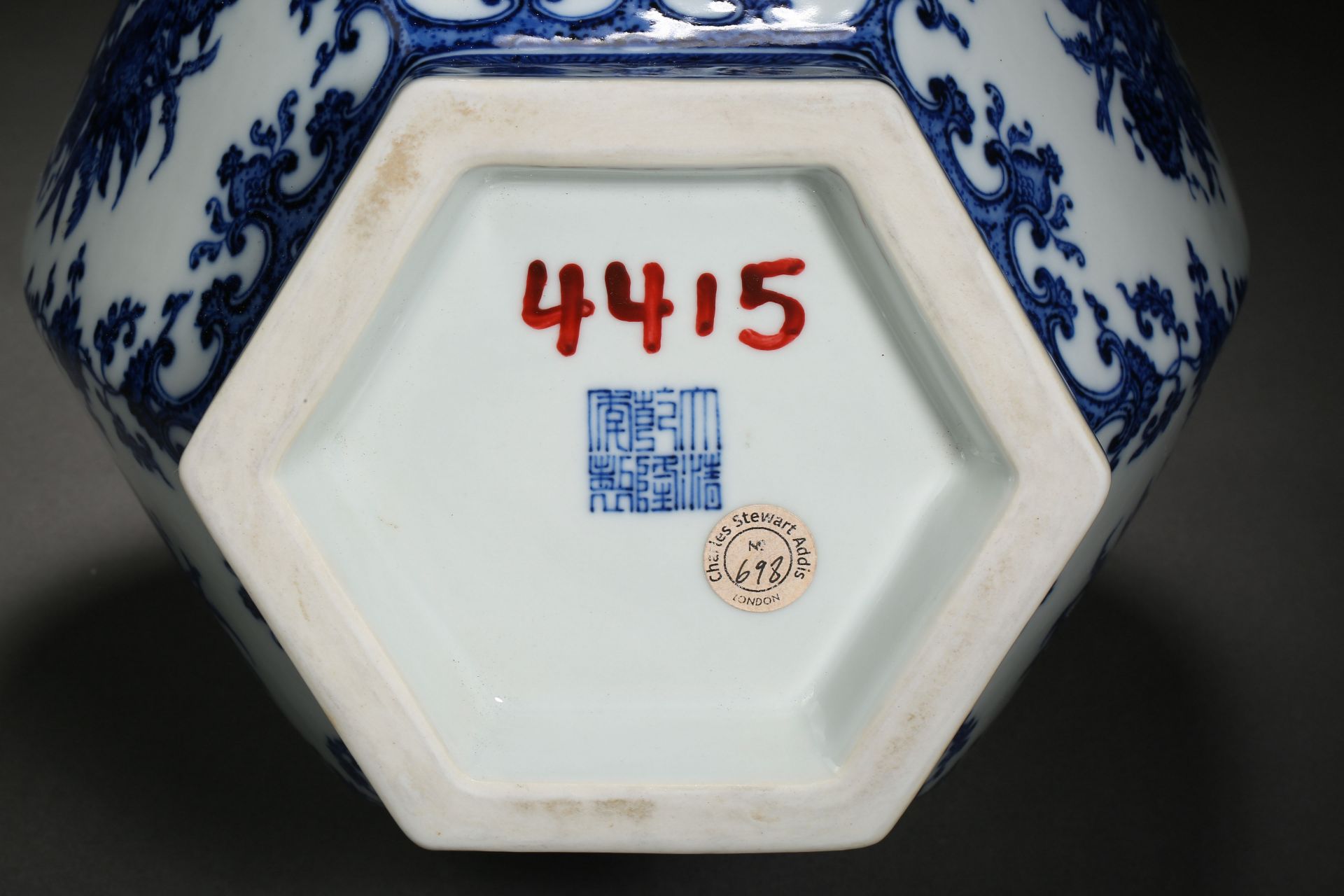 A Chinese Blue and White Hexagonal Vase - Bild 9 aus 9