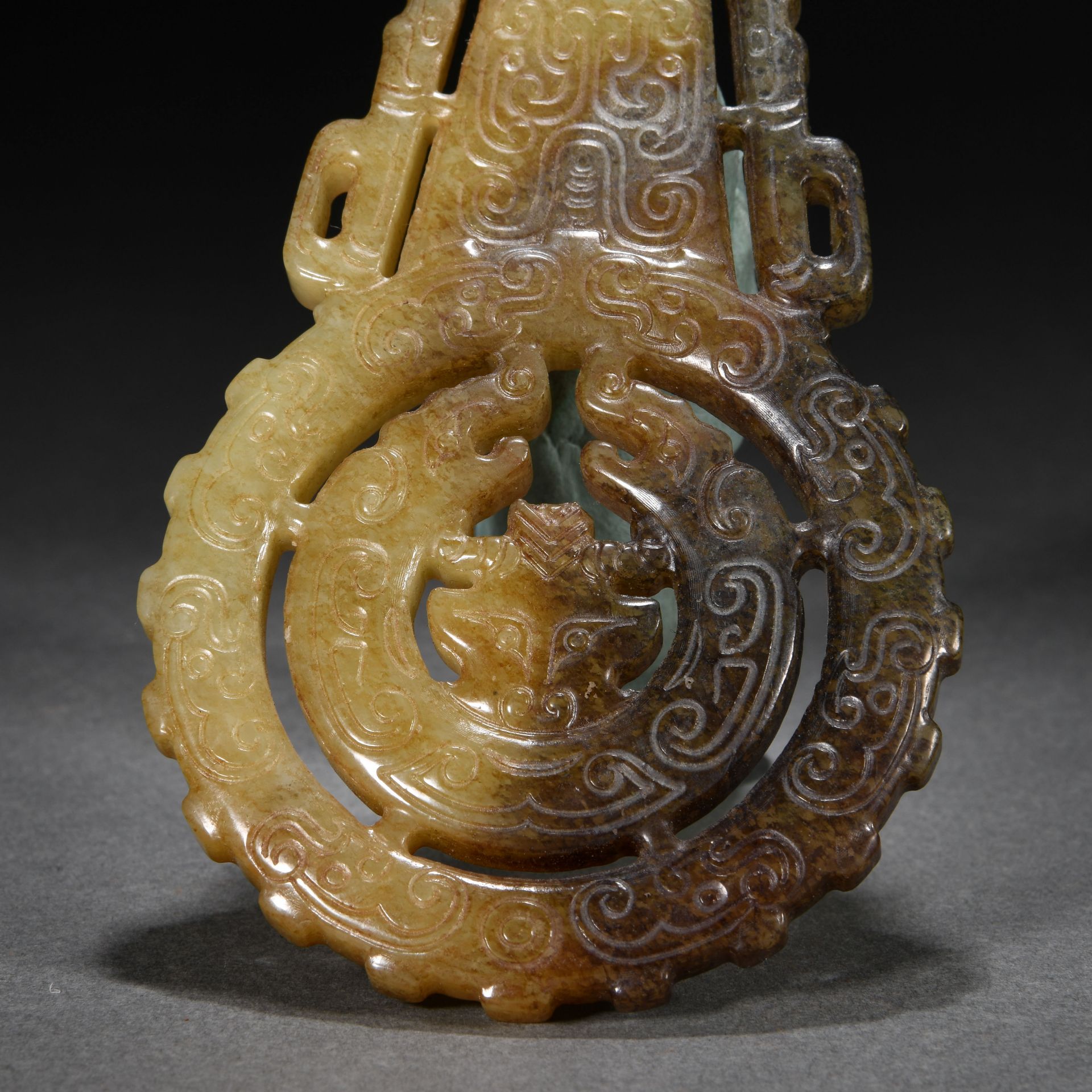 A Chinese Carved Jade Ornament - Image 3 of 8