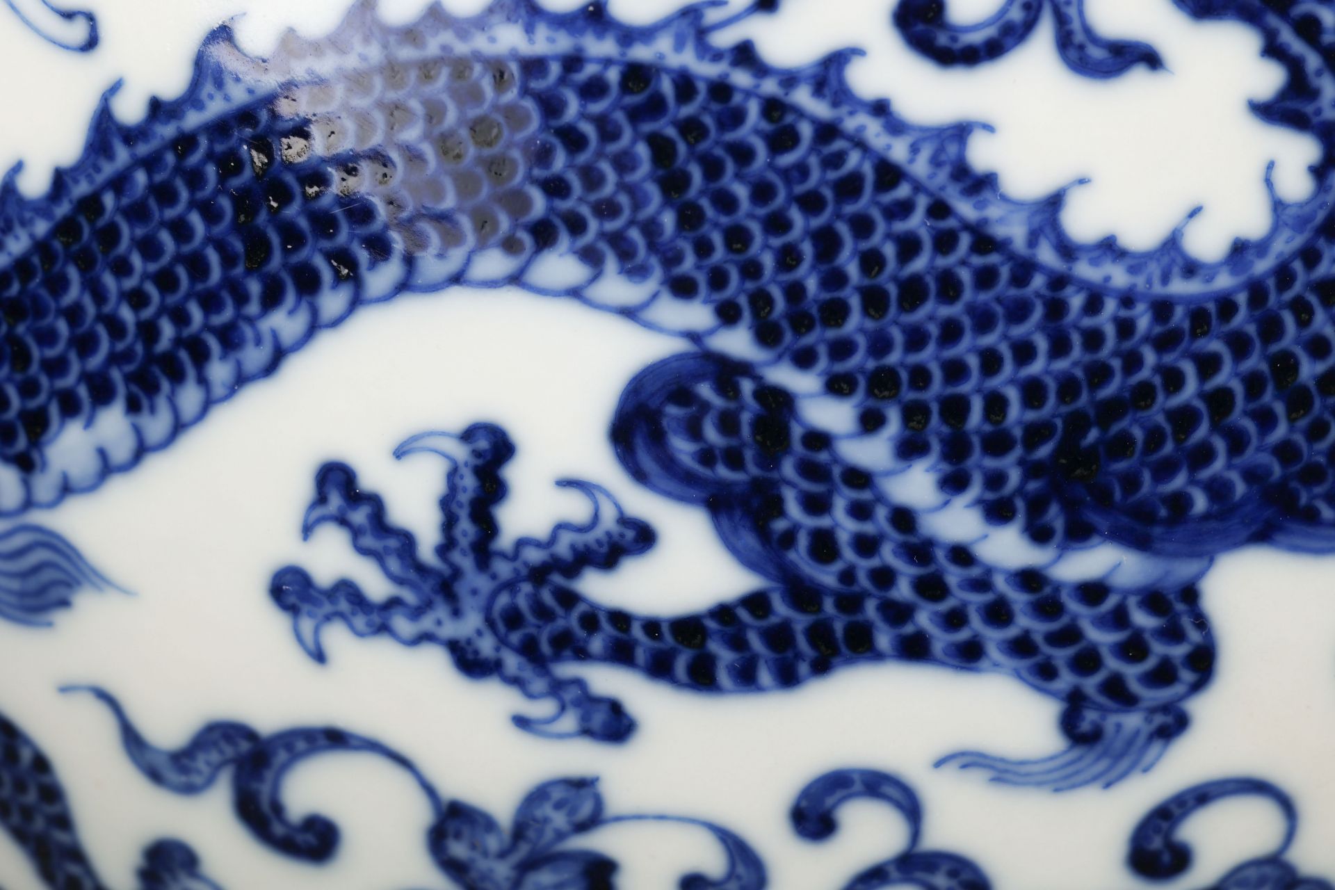 A Chinese Blue and White Dragon Zun Vase - Bild 8 aus 11